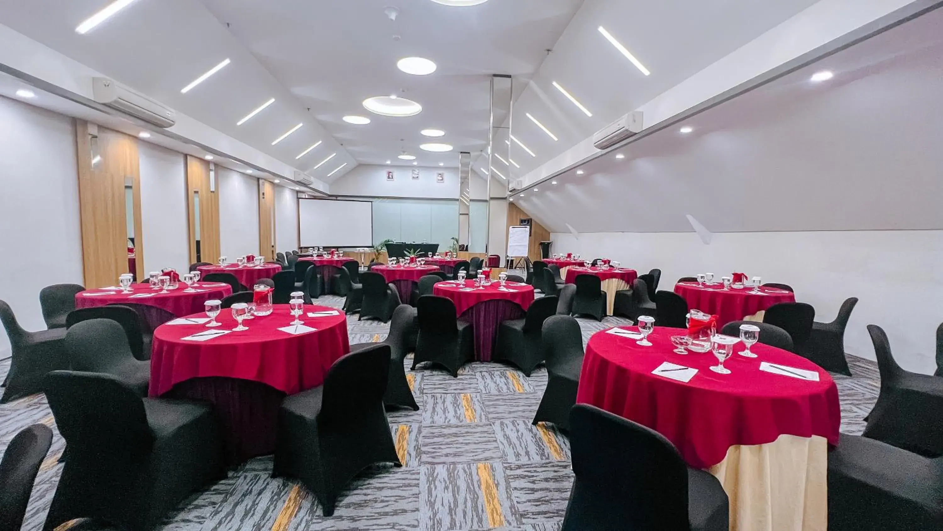 Meeting/conference room, Banquet Facilities in J4 Hotels Legian