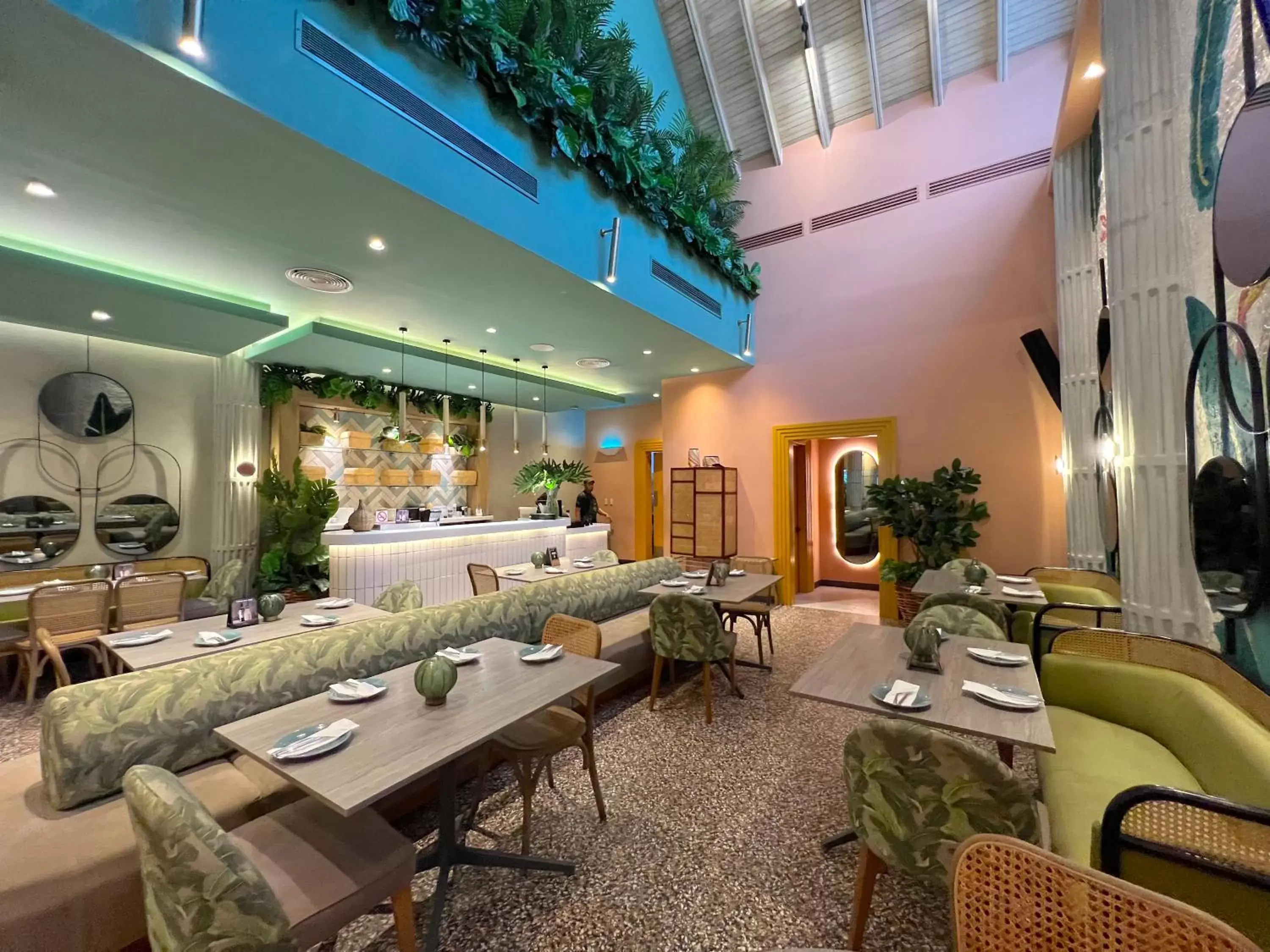 Restaurant/places to eat, Lounge/Bar in Caribbean Suites with Rooftop pool