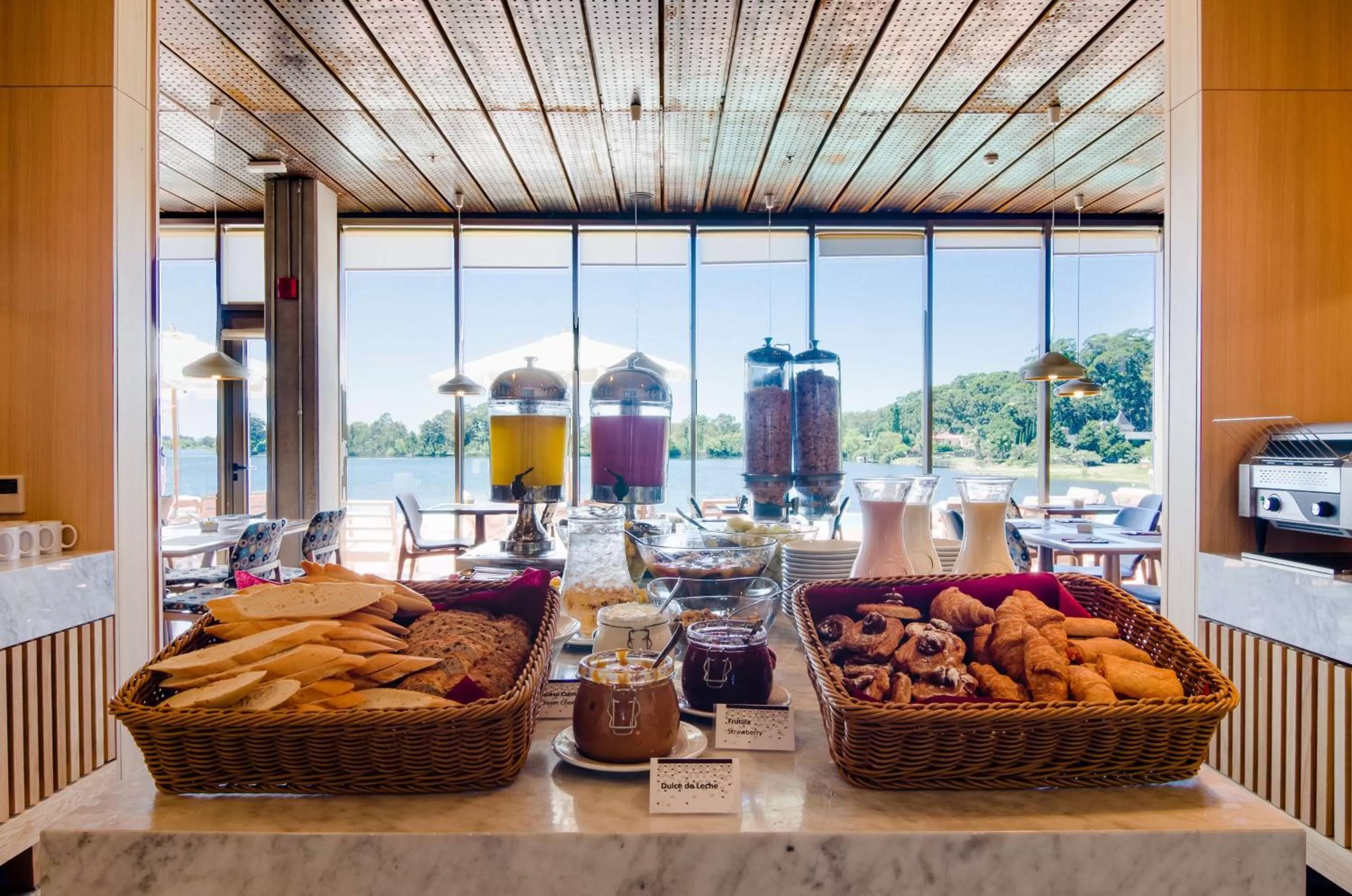 Restaurant/places to eat in Hampton By Hilton Montevideo Carrasco