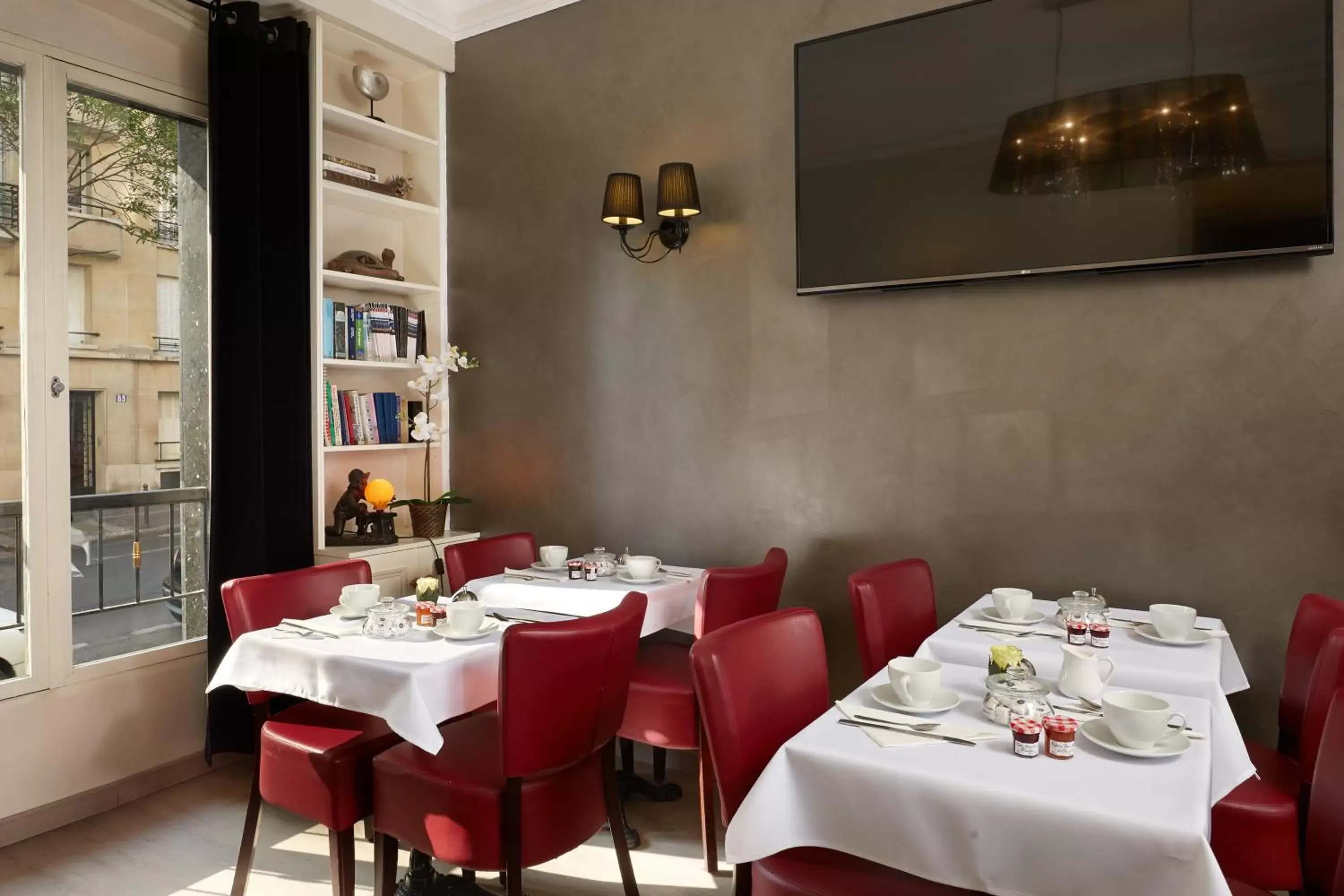 Food and drinks, Restaurant/Places to Eat in Hotel Le Twelve