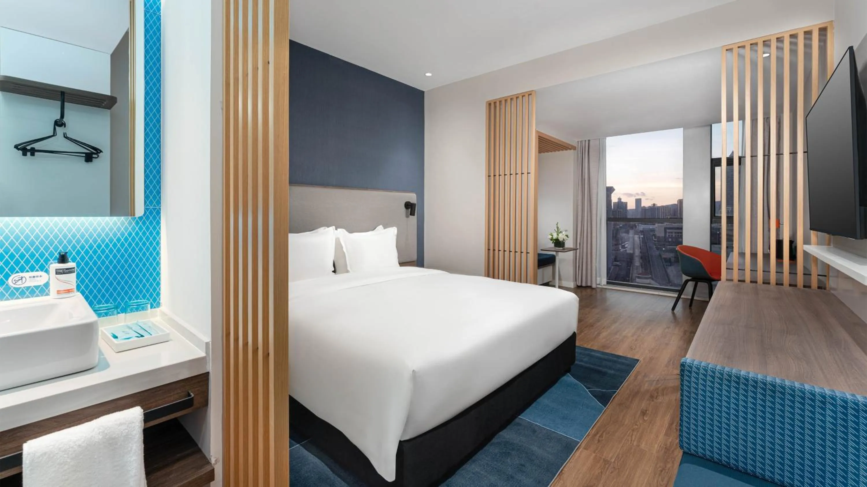 Photo of the whole room, Bed in Holiday Inn Express Kunming Panlong by IHG