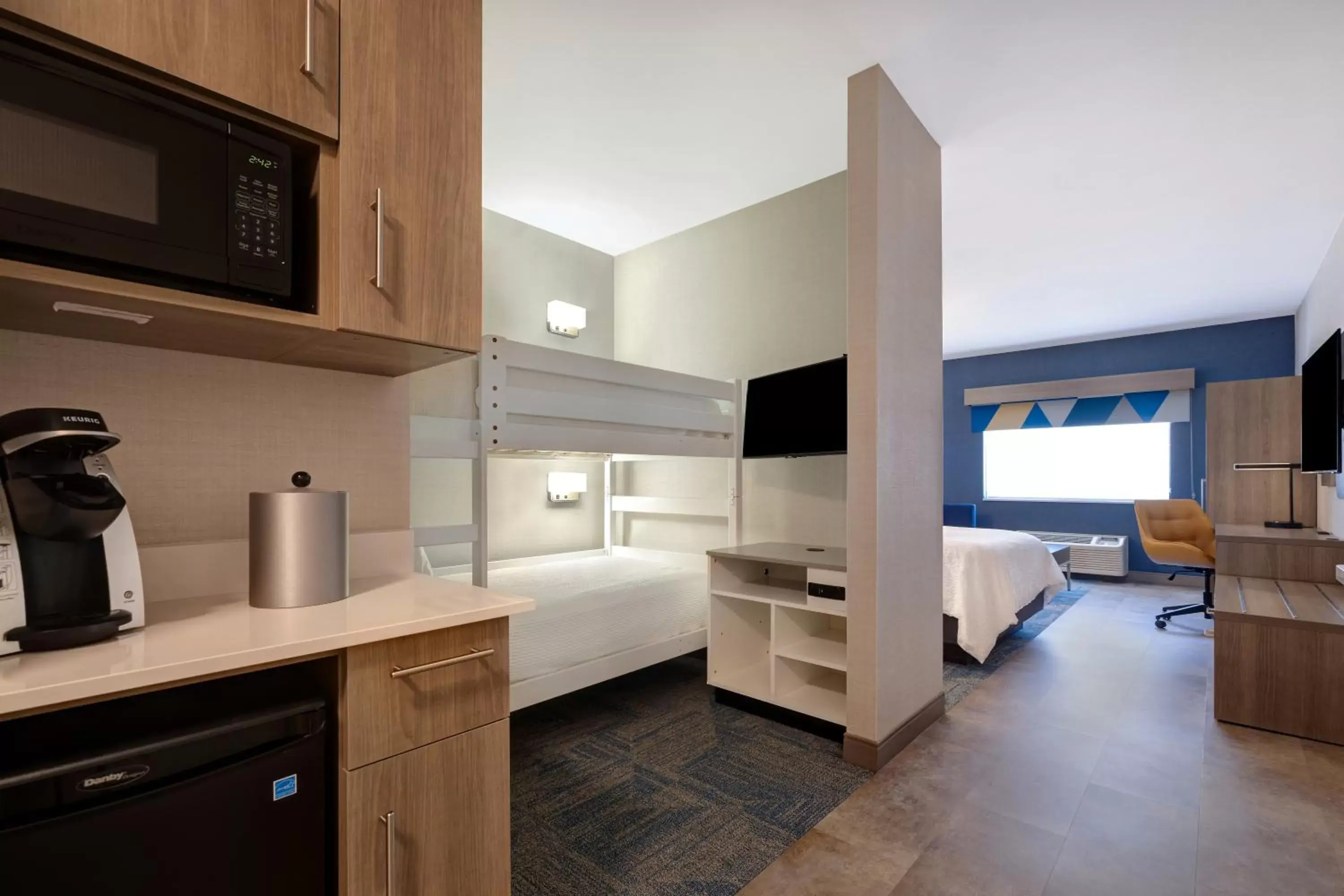 Bedroom, Kitchen/Kitchenette in Holiday Inn Express Hotel & Suites Moab, an IHG Hotel