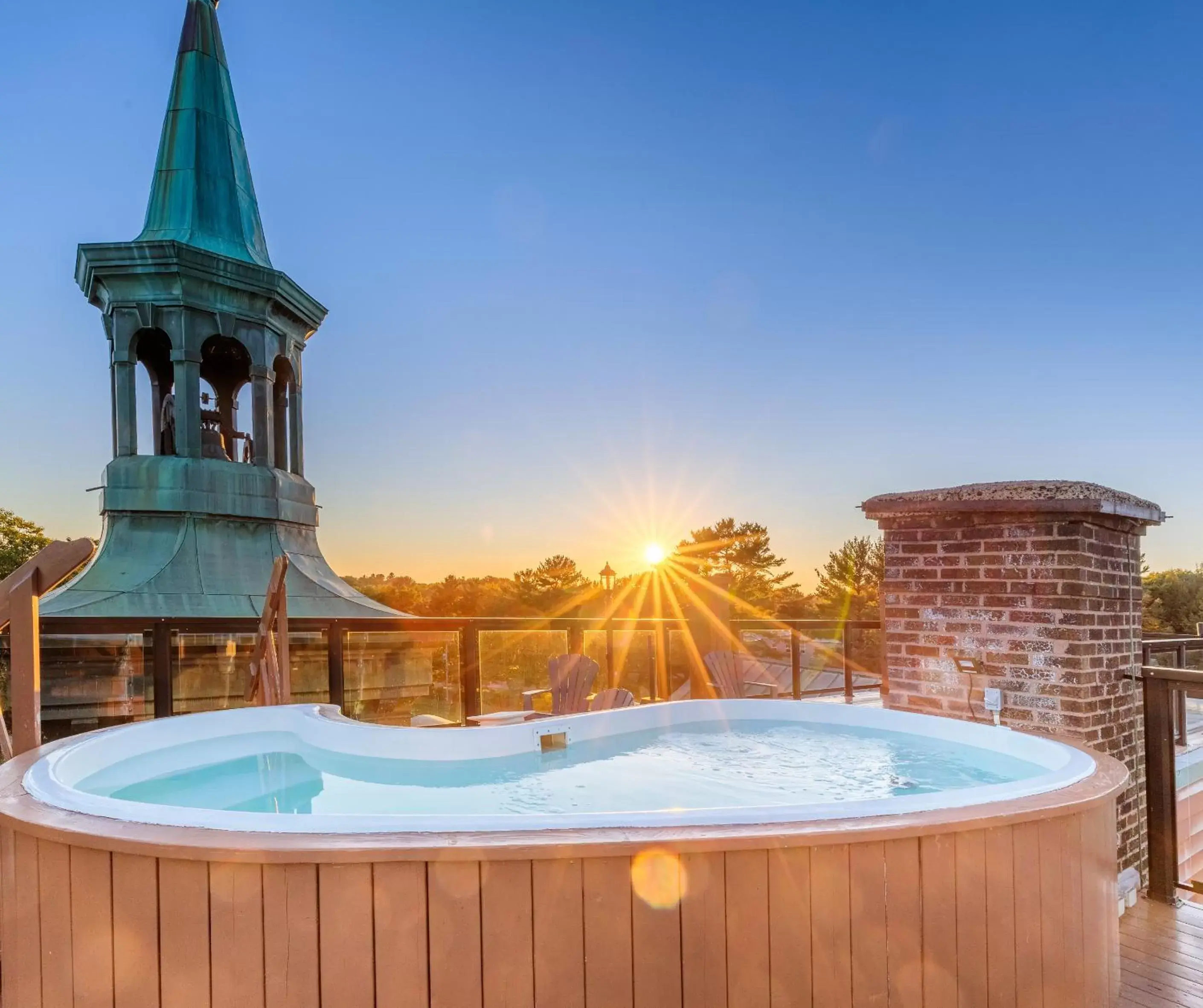 Hot Tub, Swimming Pool in Hotel Montfort Nicolet