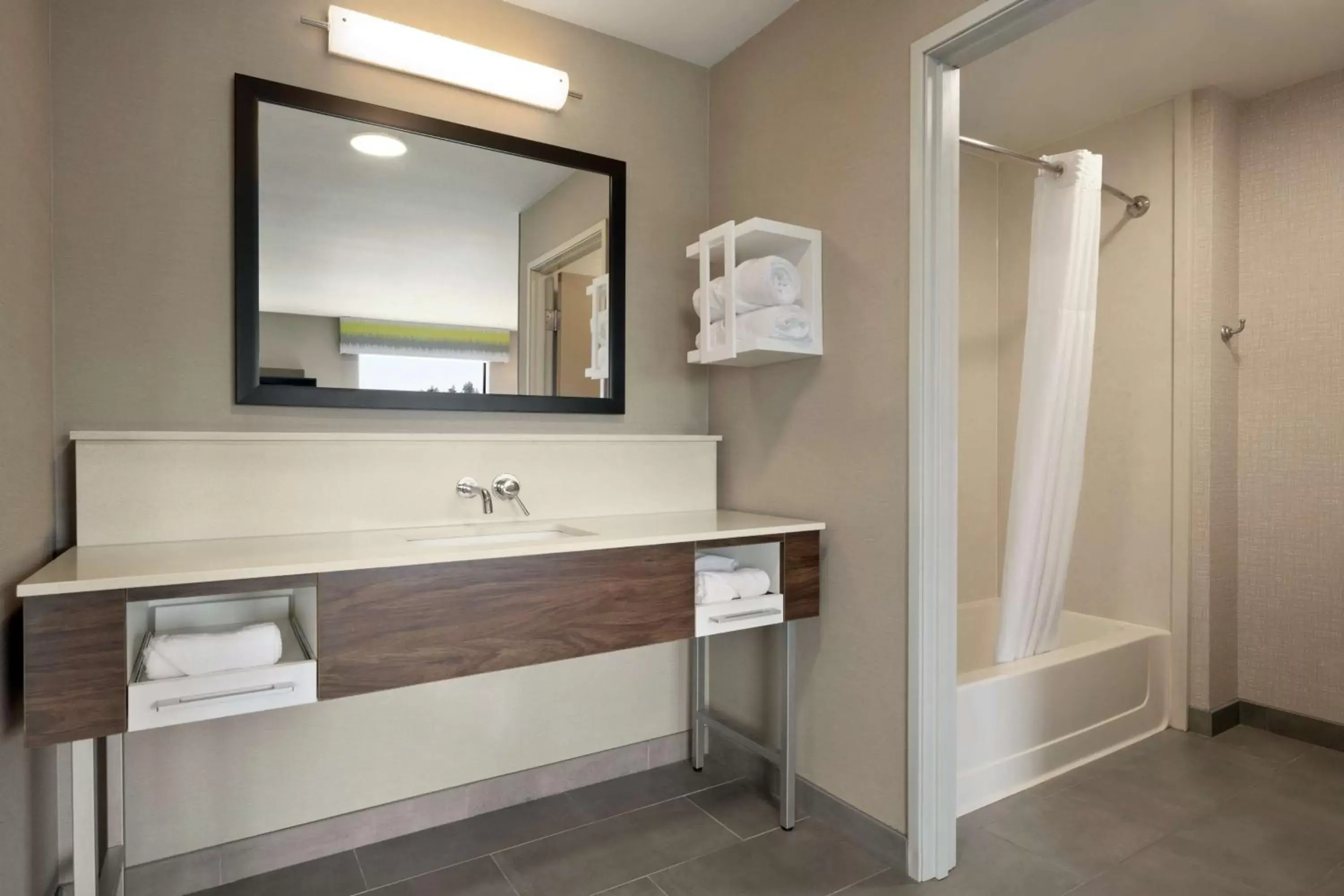 Bathroom in Hampton Inn & Suites Tacoma/Puyallup