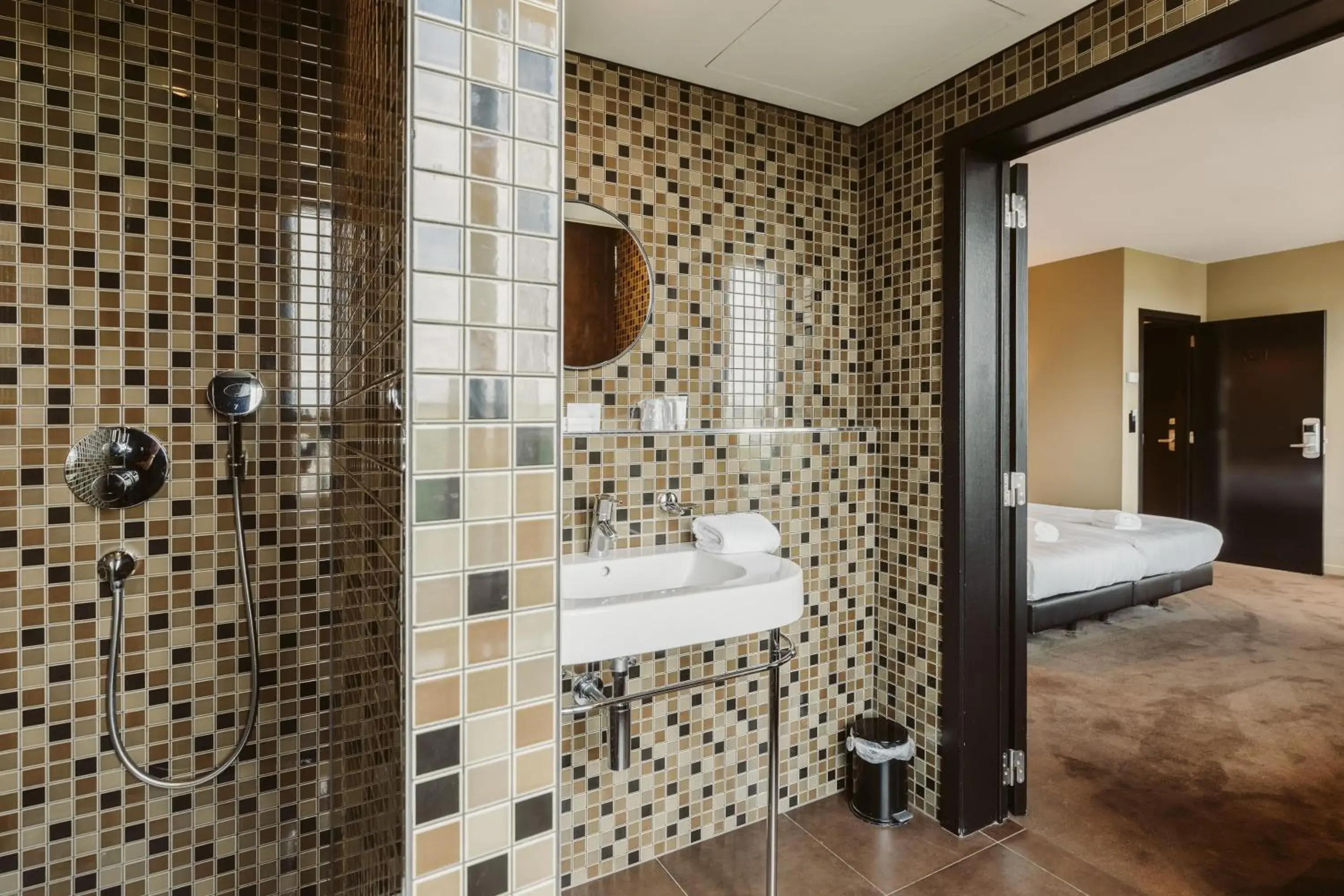 Shower, Bathroom in Serwir Hotel