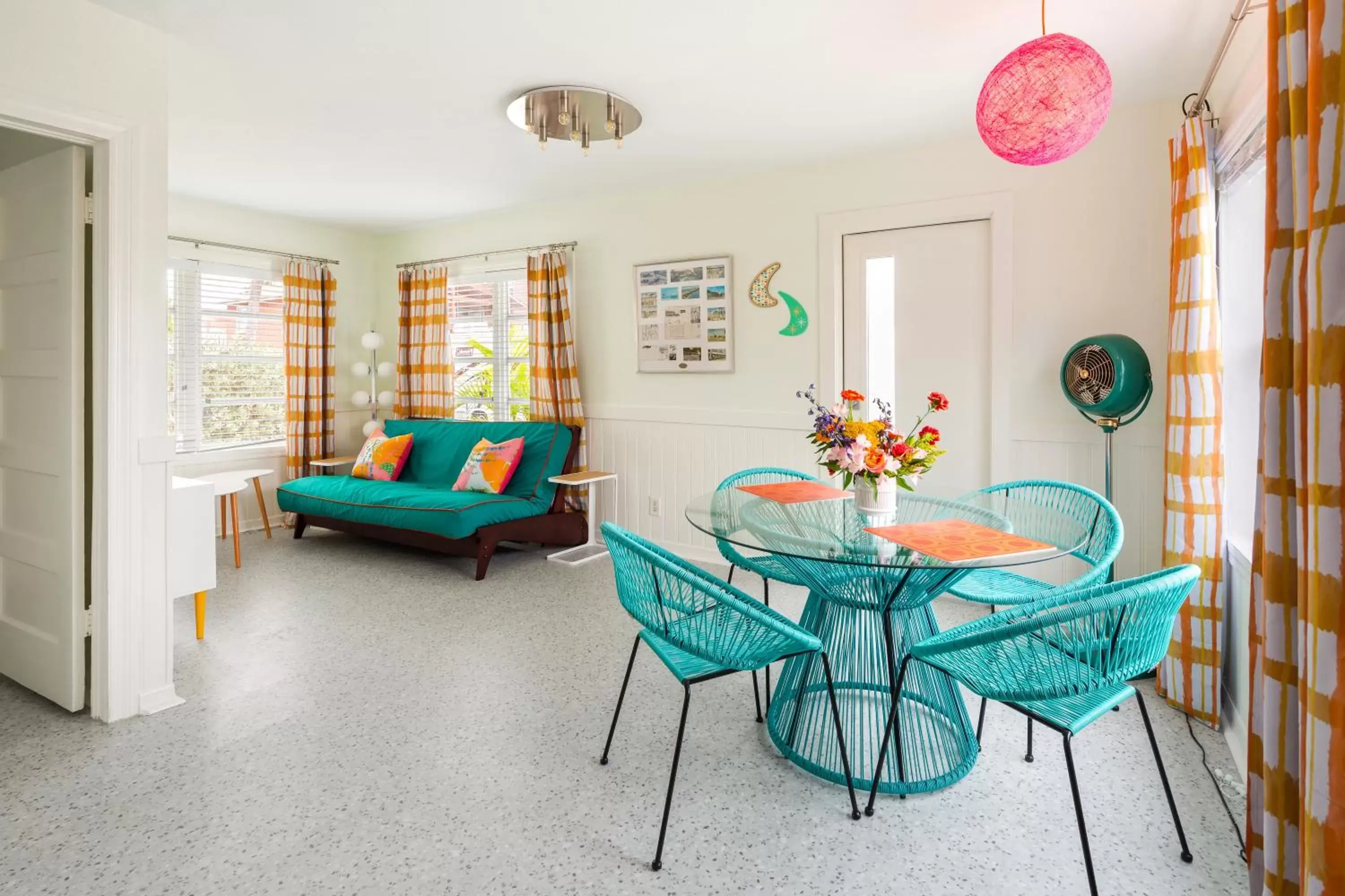 Living room, Seating Area in Sunset Inn and Cottages