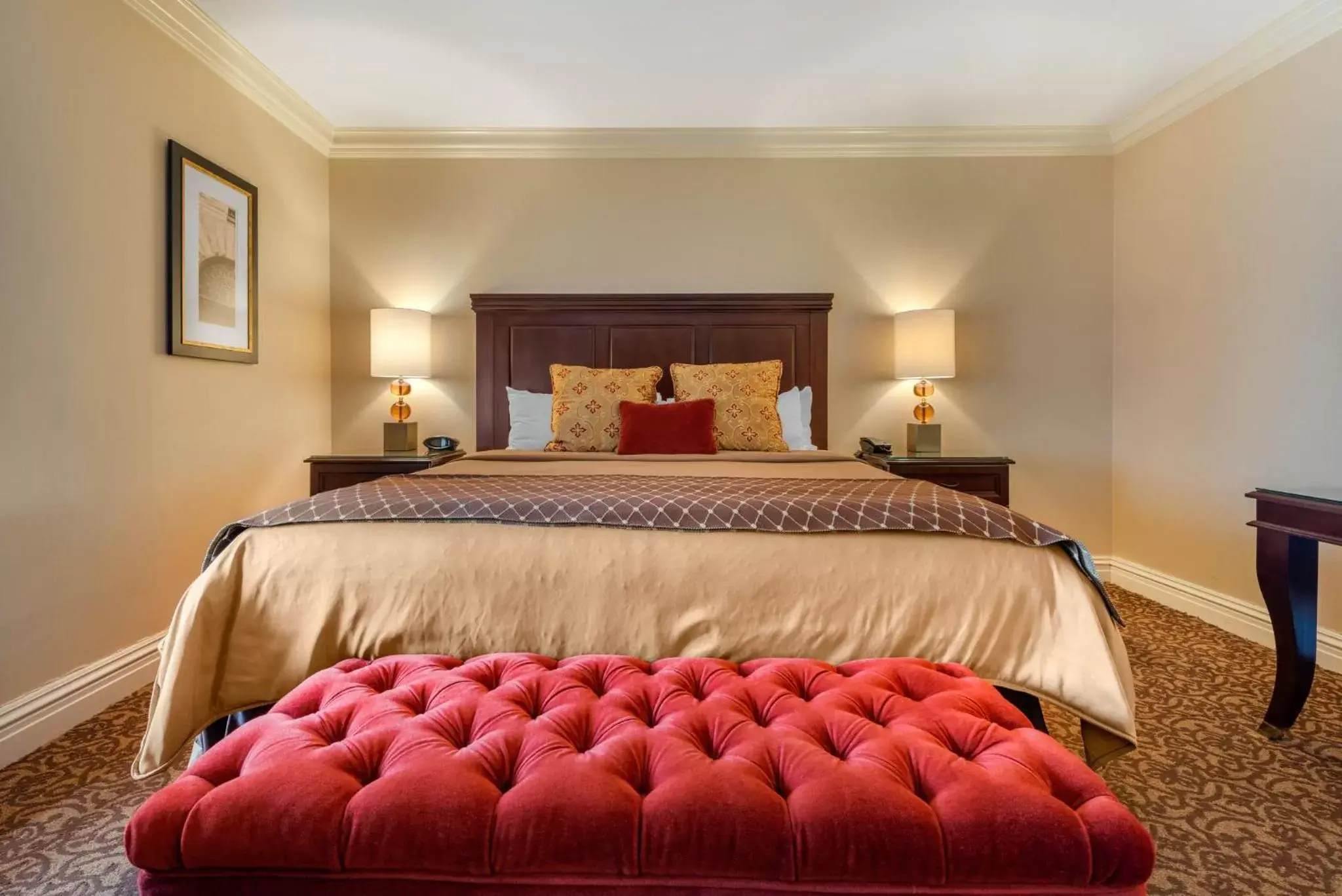 Photo of the whole room, Bed in Omni William Penn Hotel