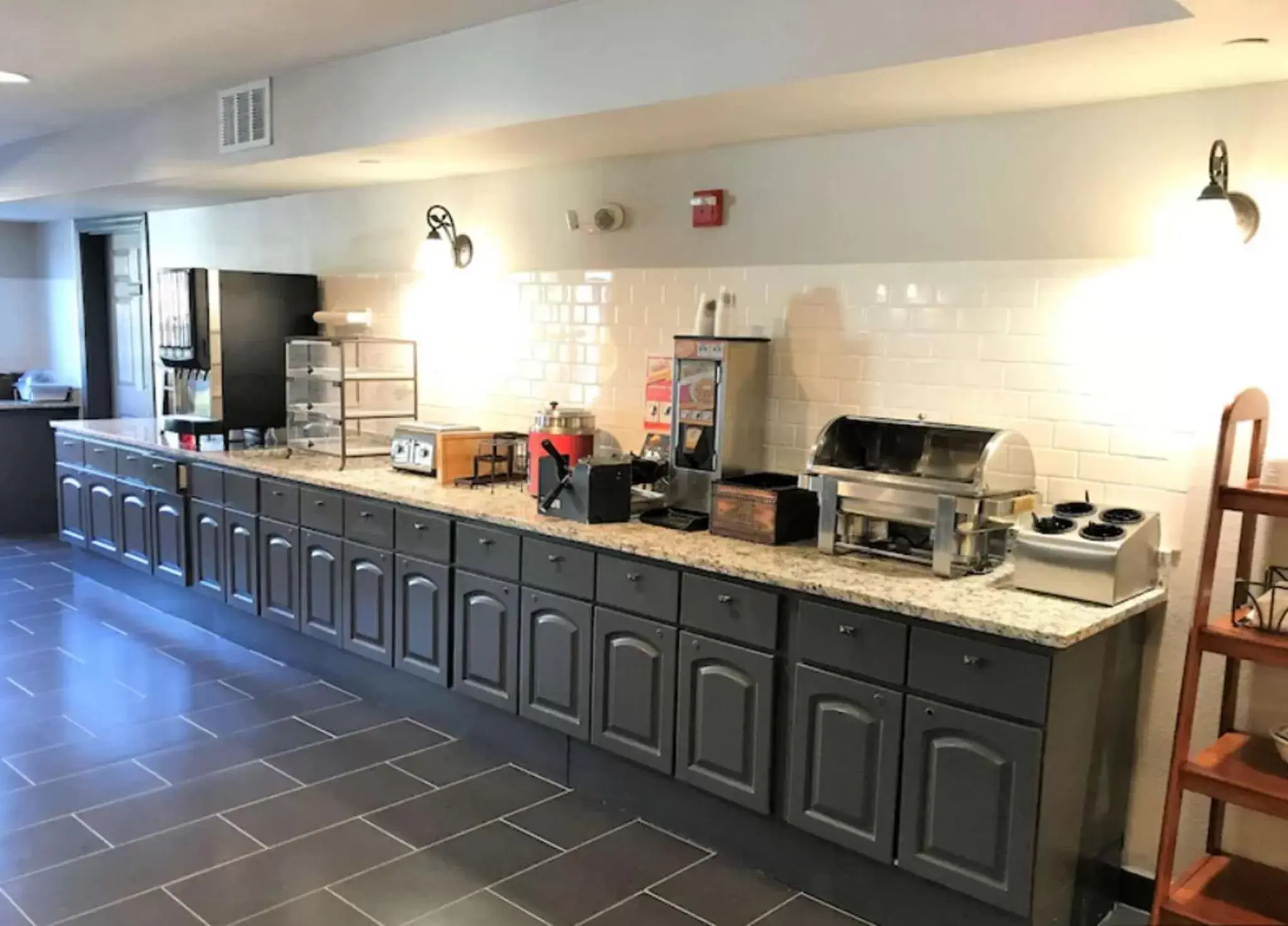 Breakfast, Kitchen/Kitchenette in Zion Inn & Suites