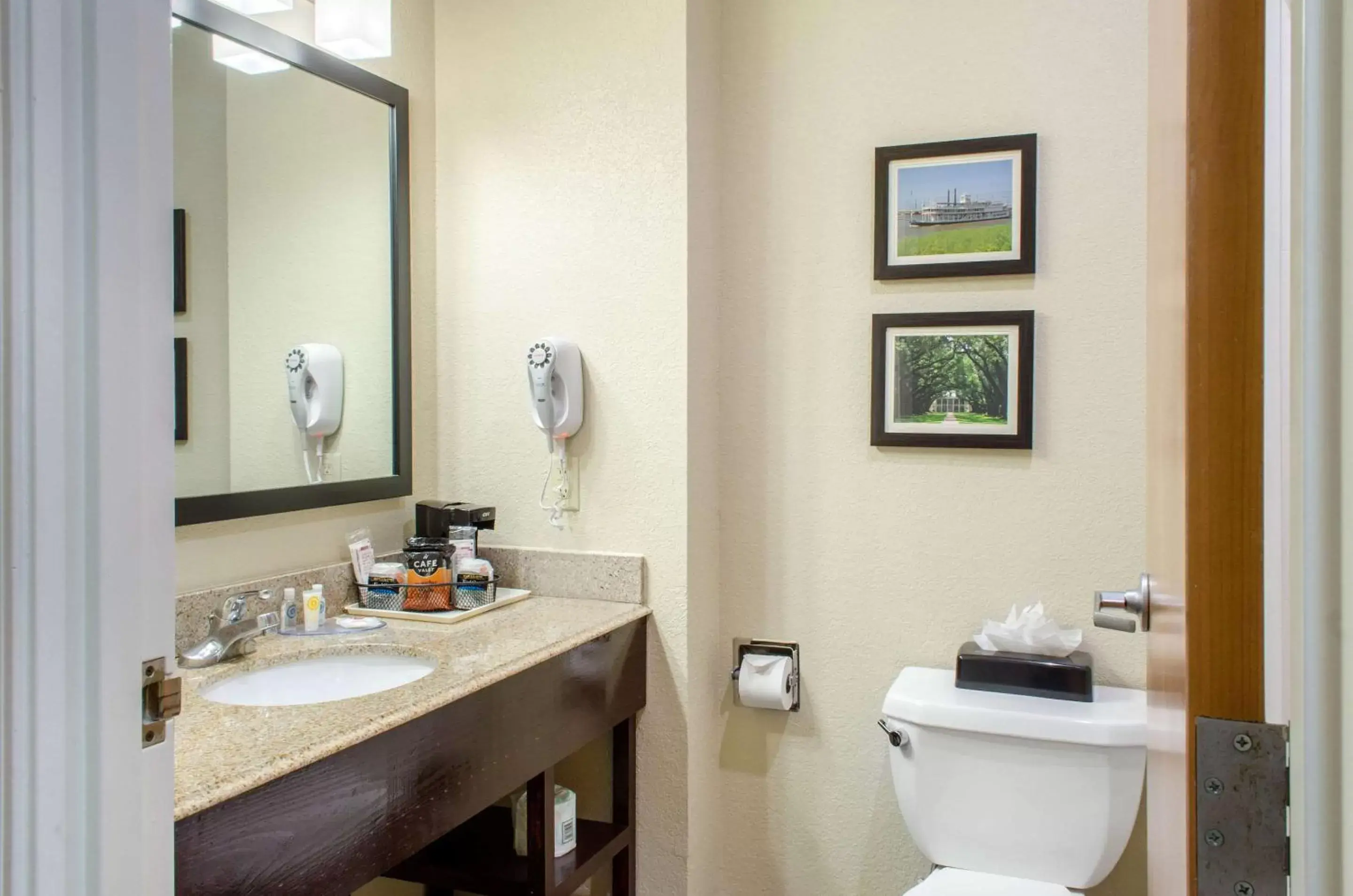 Bedroom, Bathroom in Comfort Inn & Suites Covington - Mandeville