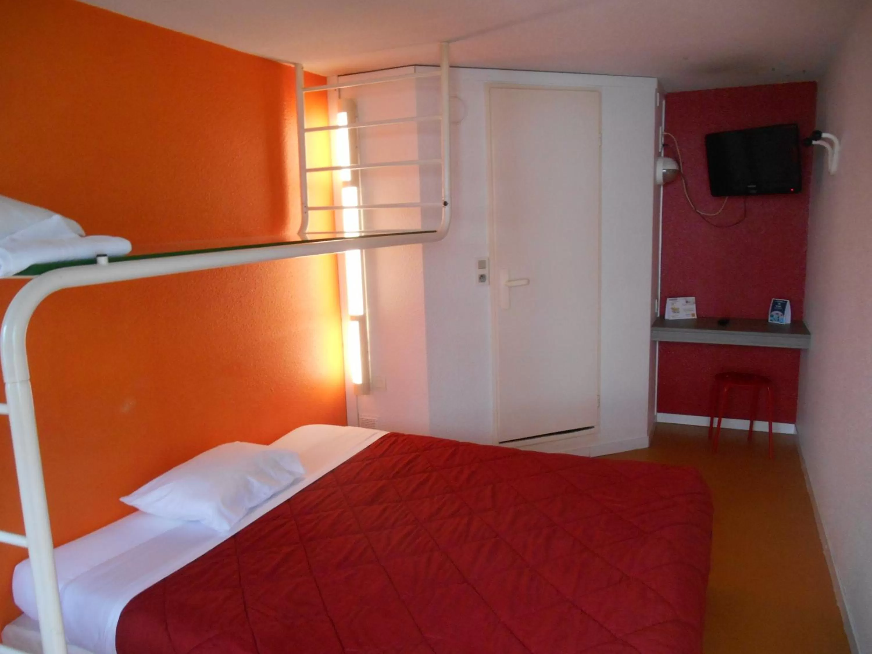 Photo of the whole room, Bed in Premiere Classe Brest Gouesnou Aeroport