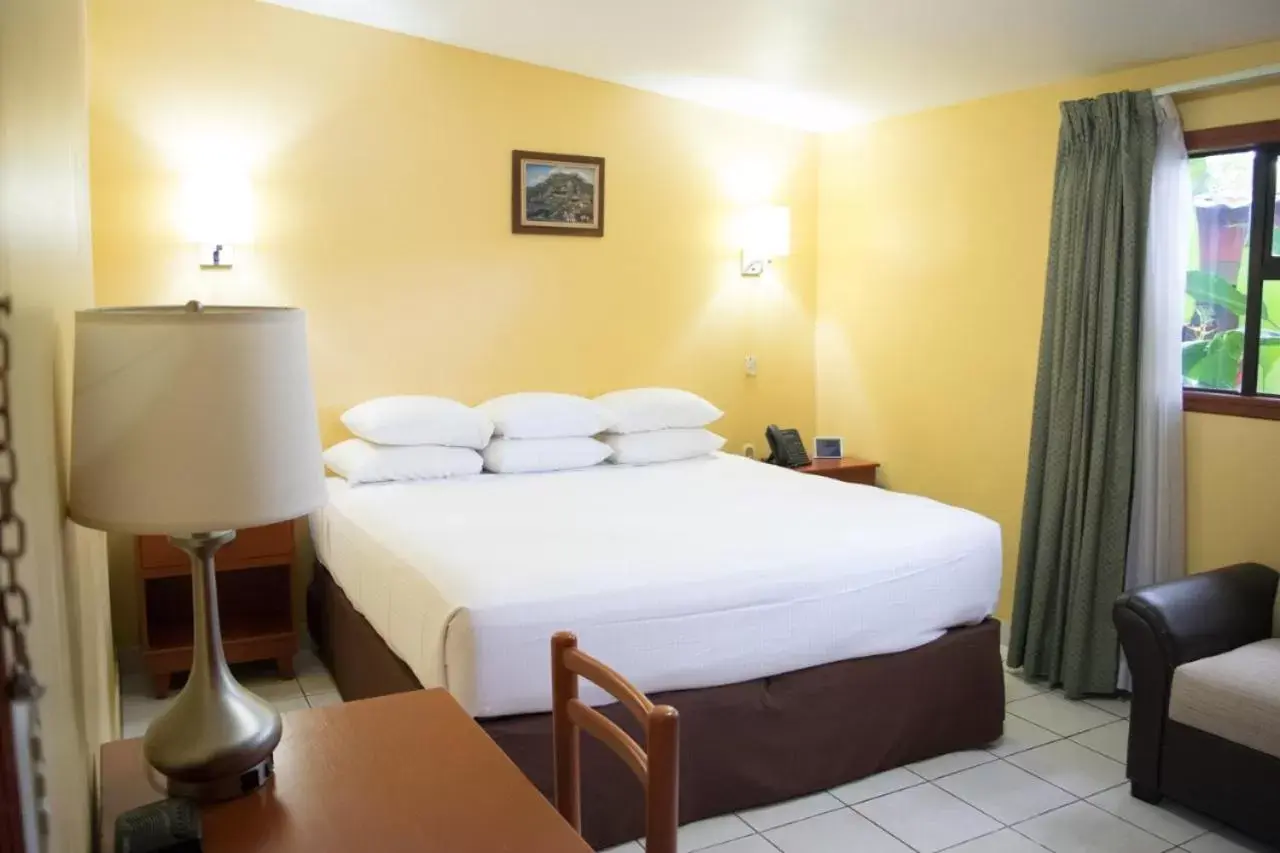 Bed in Best Western Las Mercedes Airport