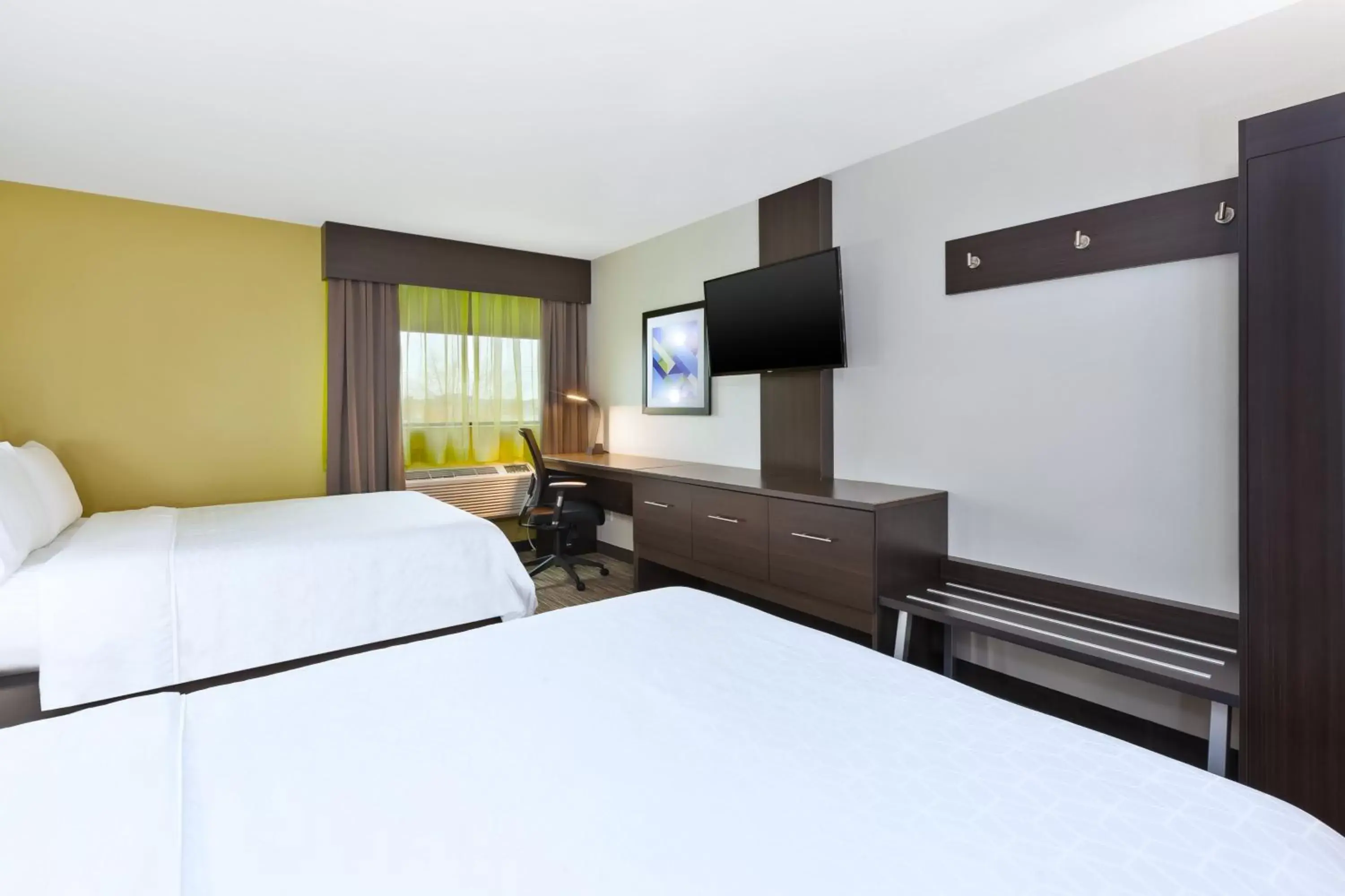 Photo of the whole room, Bed in Holiday Inn Express Winnipeg Airport - Polo Park, an IHG Hotel