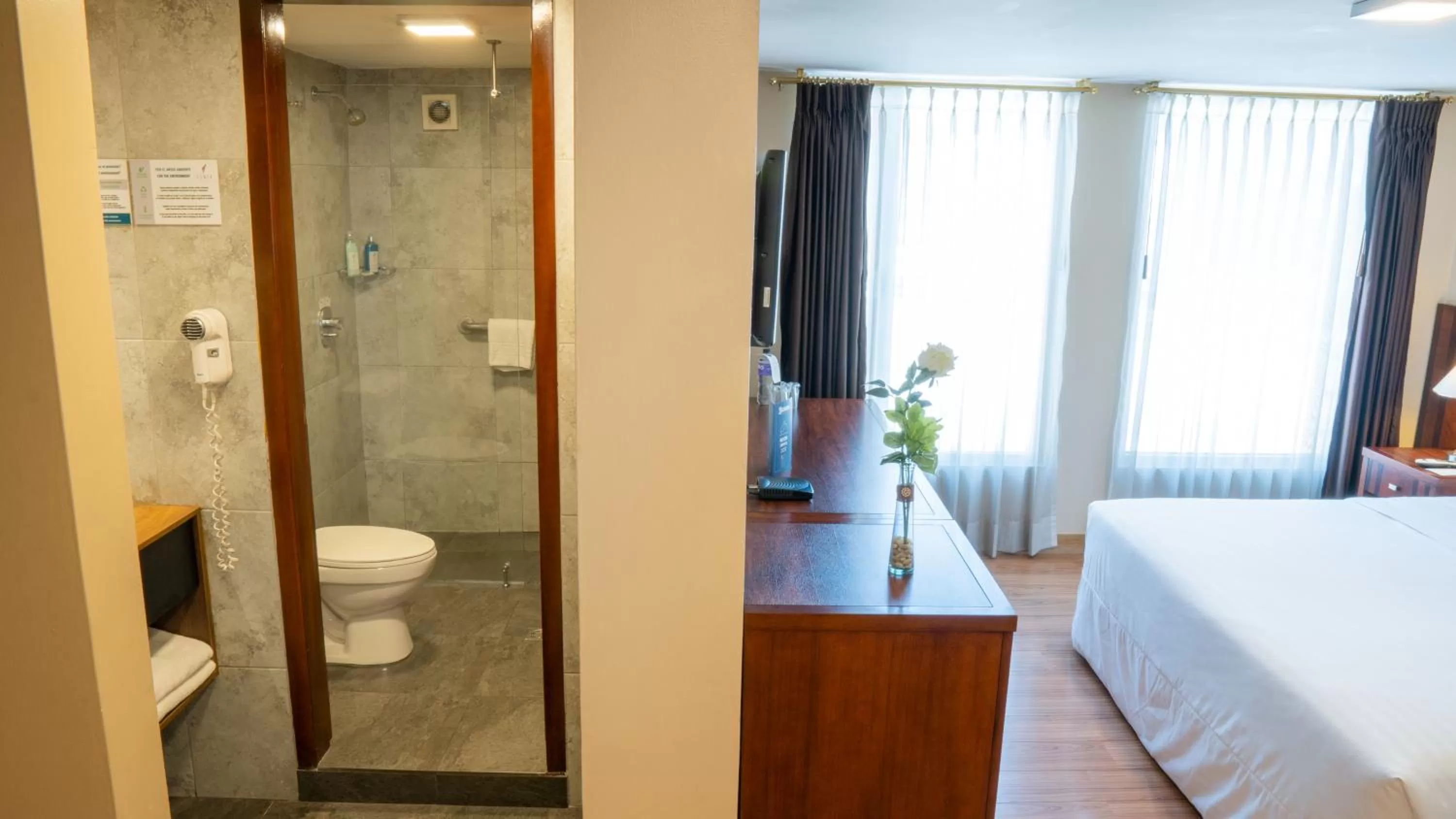 Shower, Bed in Fenix Hotel