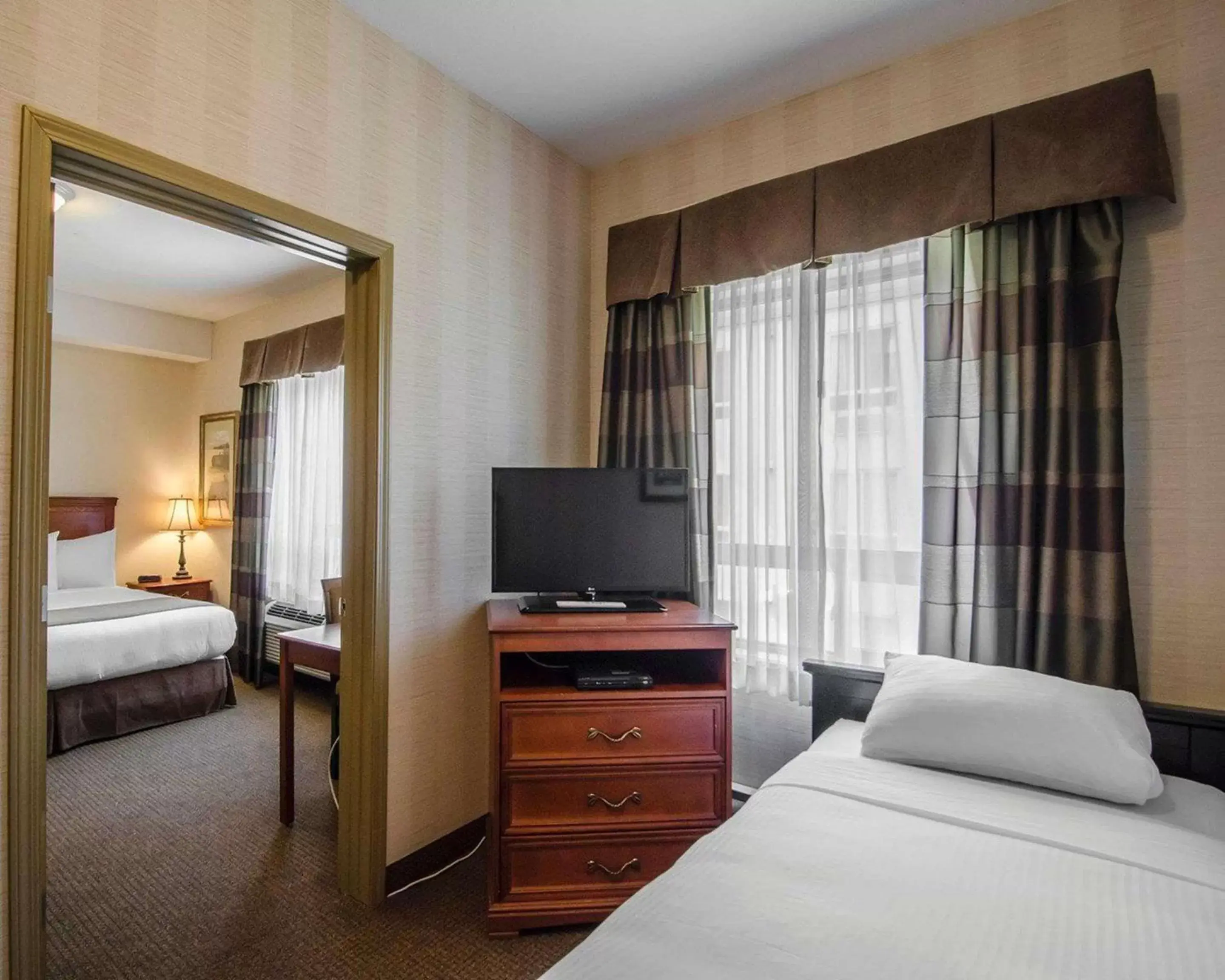 Photo of the whole room, Bed in Quality Inn & Suites Grand Prairie