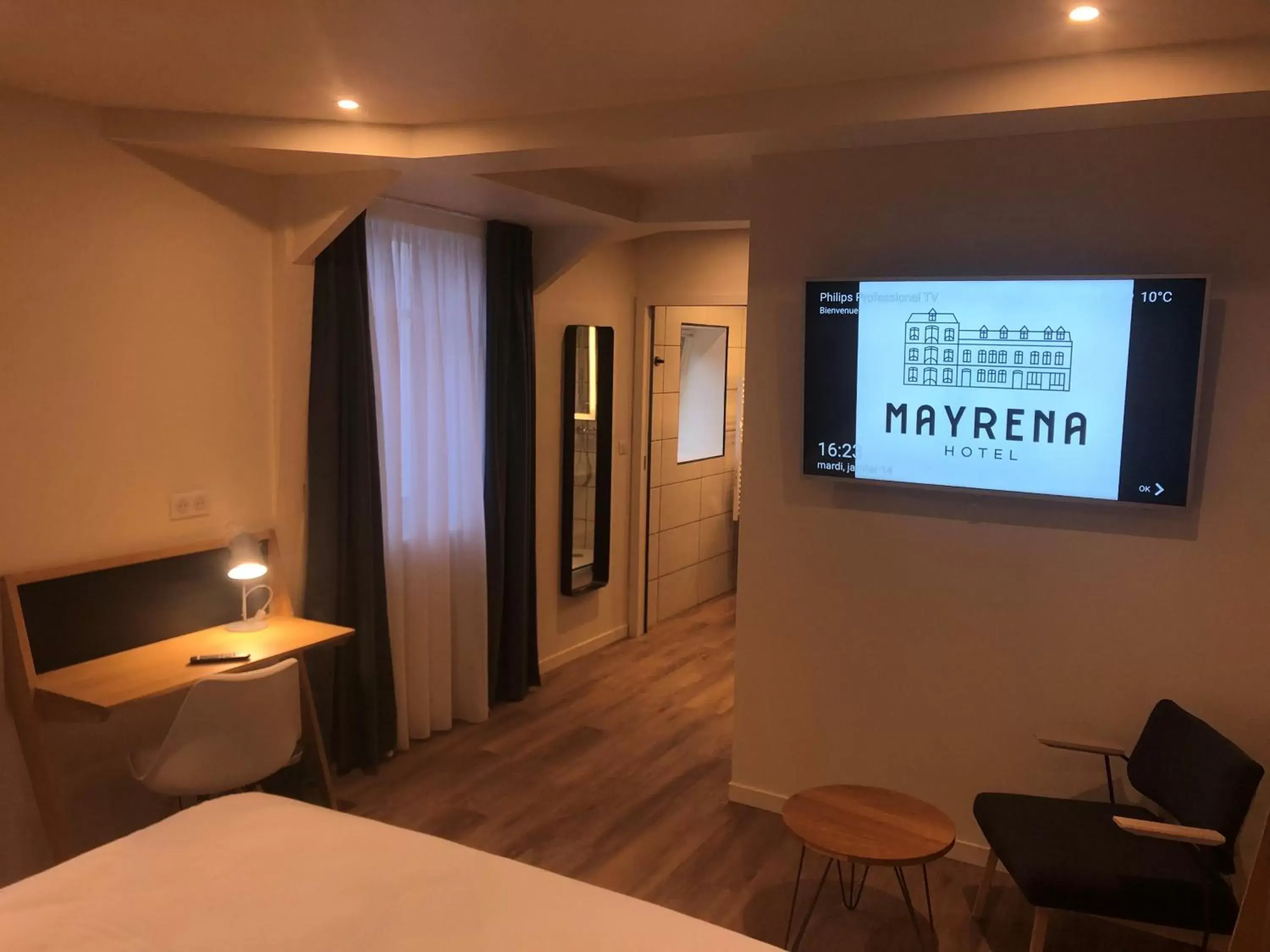 Bathroom, TV/Entertainment Center in Mayrena Hotel Restaurant - Destination Le Tréport Mers