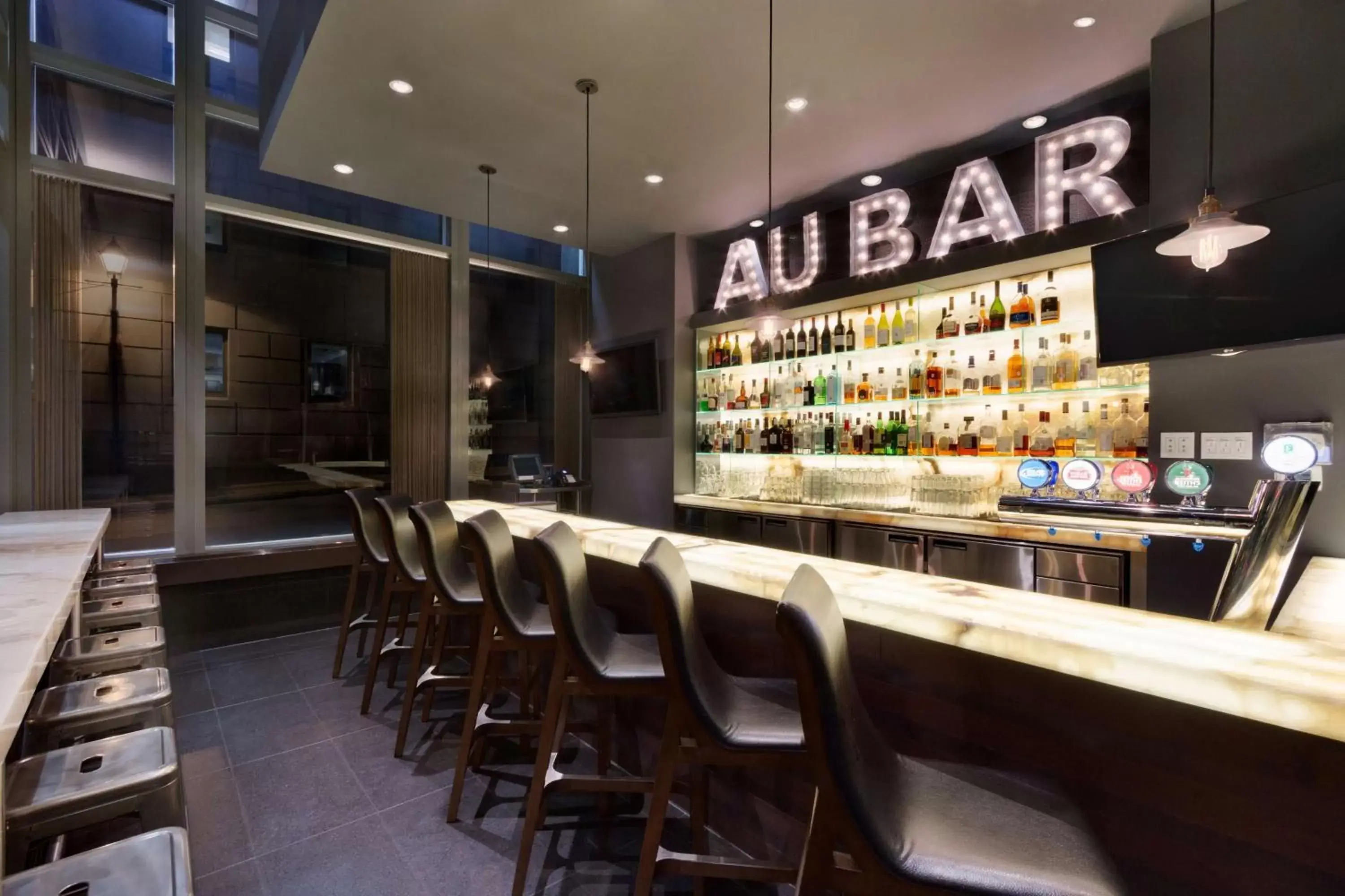 Lounge or bar, Lounge/Bar in Embassy Suites by Hilton - Montreal