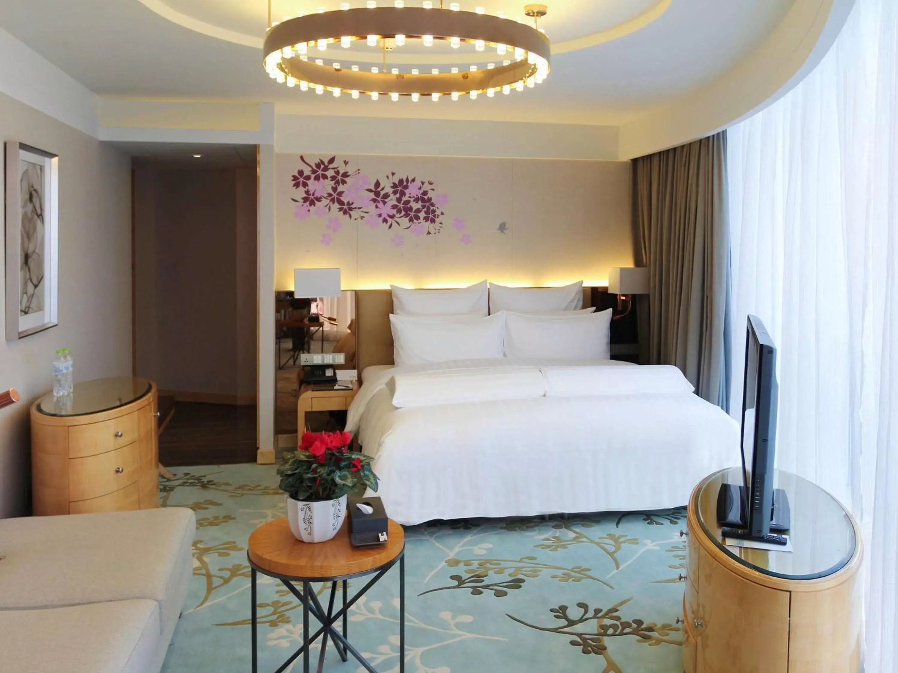 Photo of the whole room, Bed in Pullman Linyi Lushang