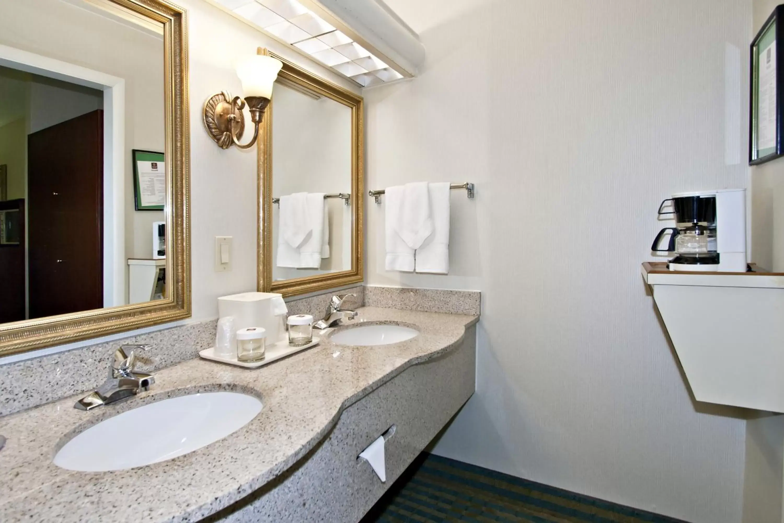 Double Room with Two Double Beds - Smoking in Clarion Inn Fredericksburg North Double Room with Two Double Beds - Smoking in Clarion Inn Fredericksburg North