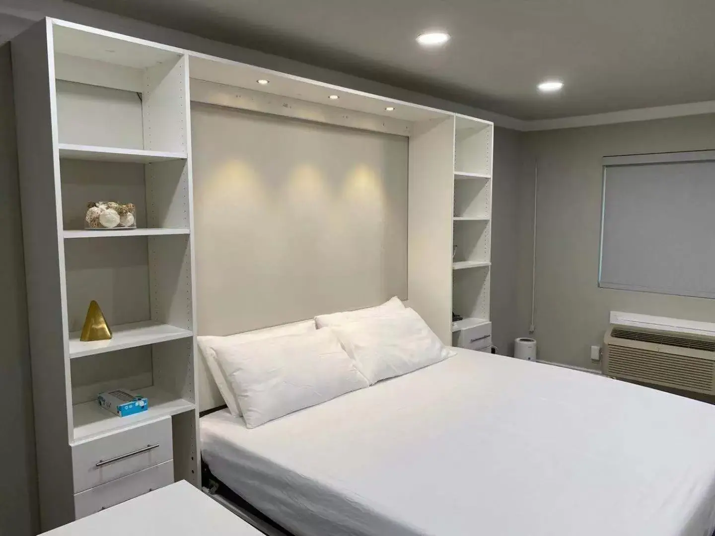 Bedroom, Bed in Omeo Suites