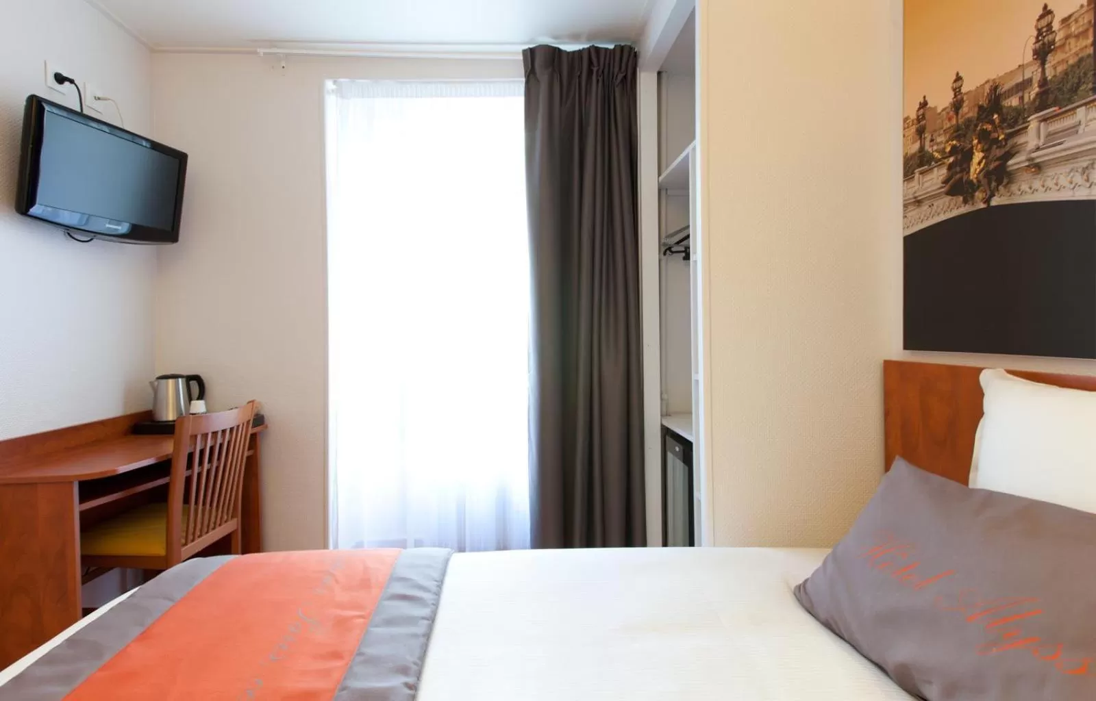 Bed in Alyss Saphir Cambronne Eiffel