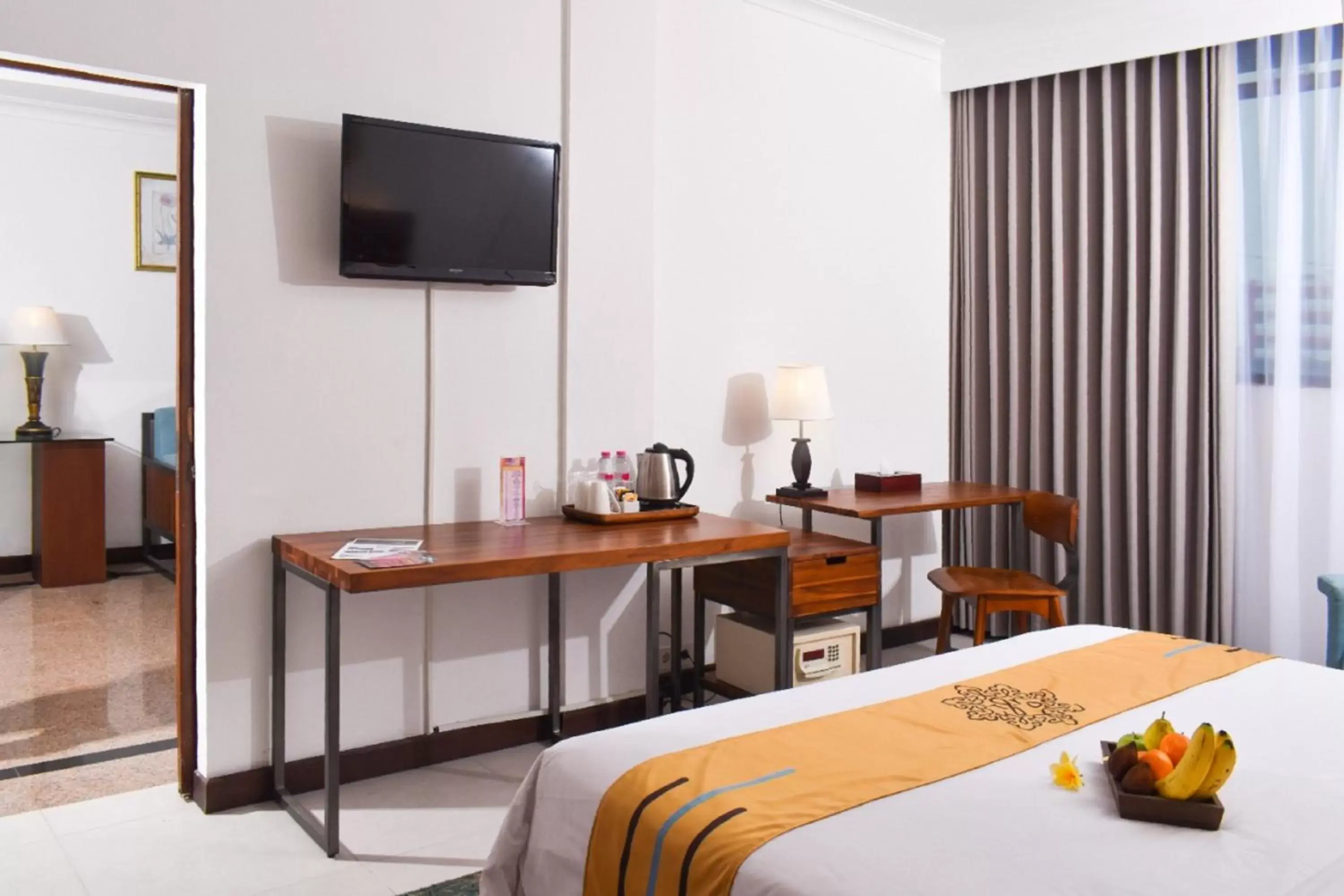 Bed, TV/Entertainment Center in Metro Park View Hotel Kota Lama Semarang