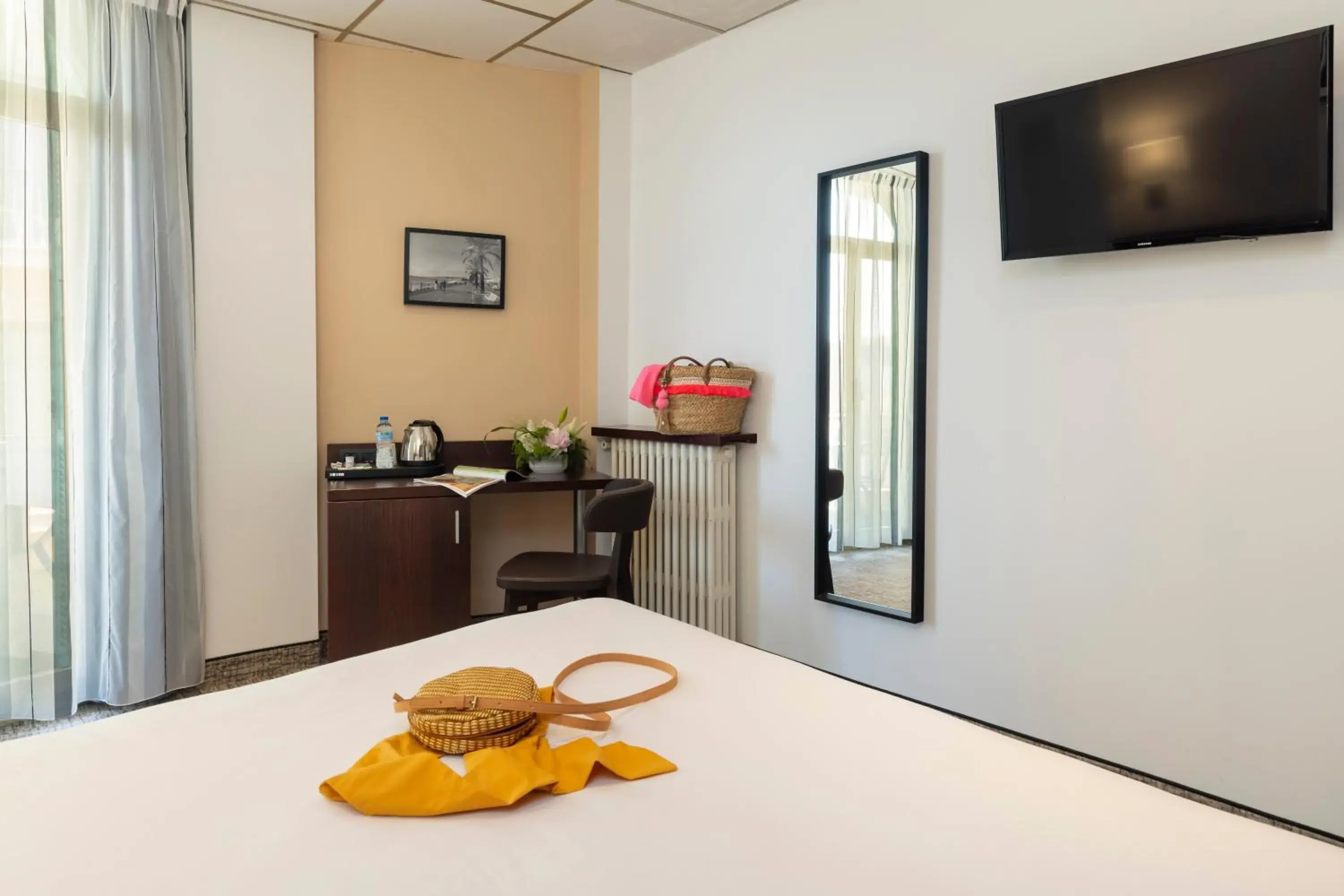 Bedroom, TV/Entertainment Center in Locarno