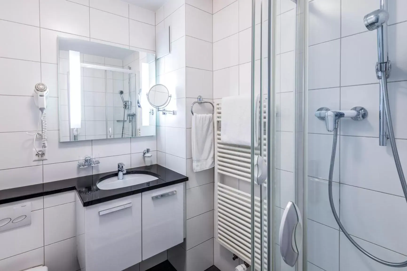 Shower, Bathroom in Hotel Coop Tagungszentrum & Hotelpark im Grünen