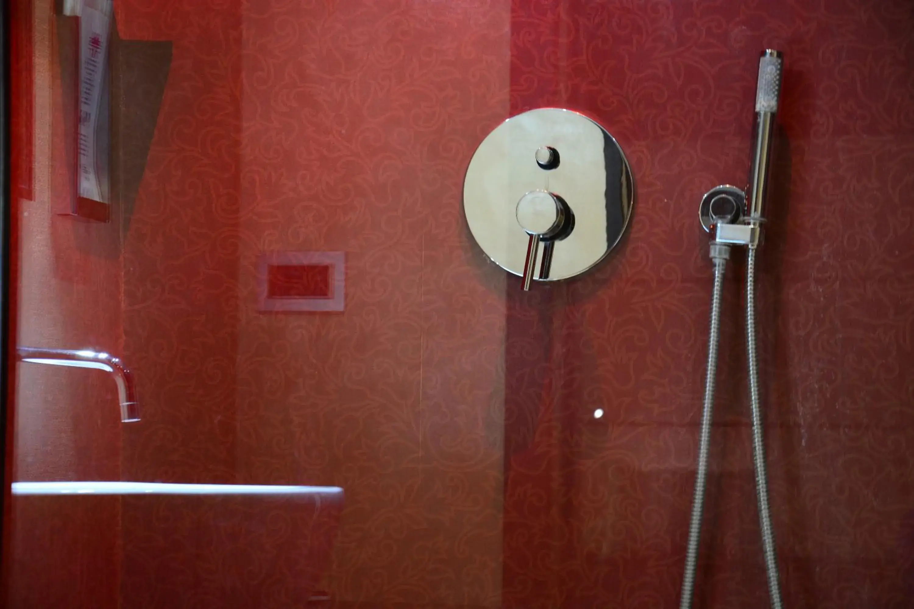 Shower, Bathroom in Hotel Cimarosa