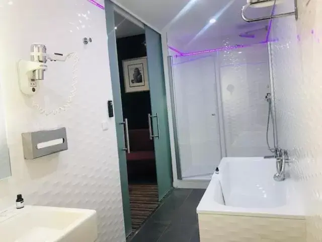 Bathroom in Hotel Icône