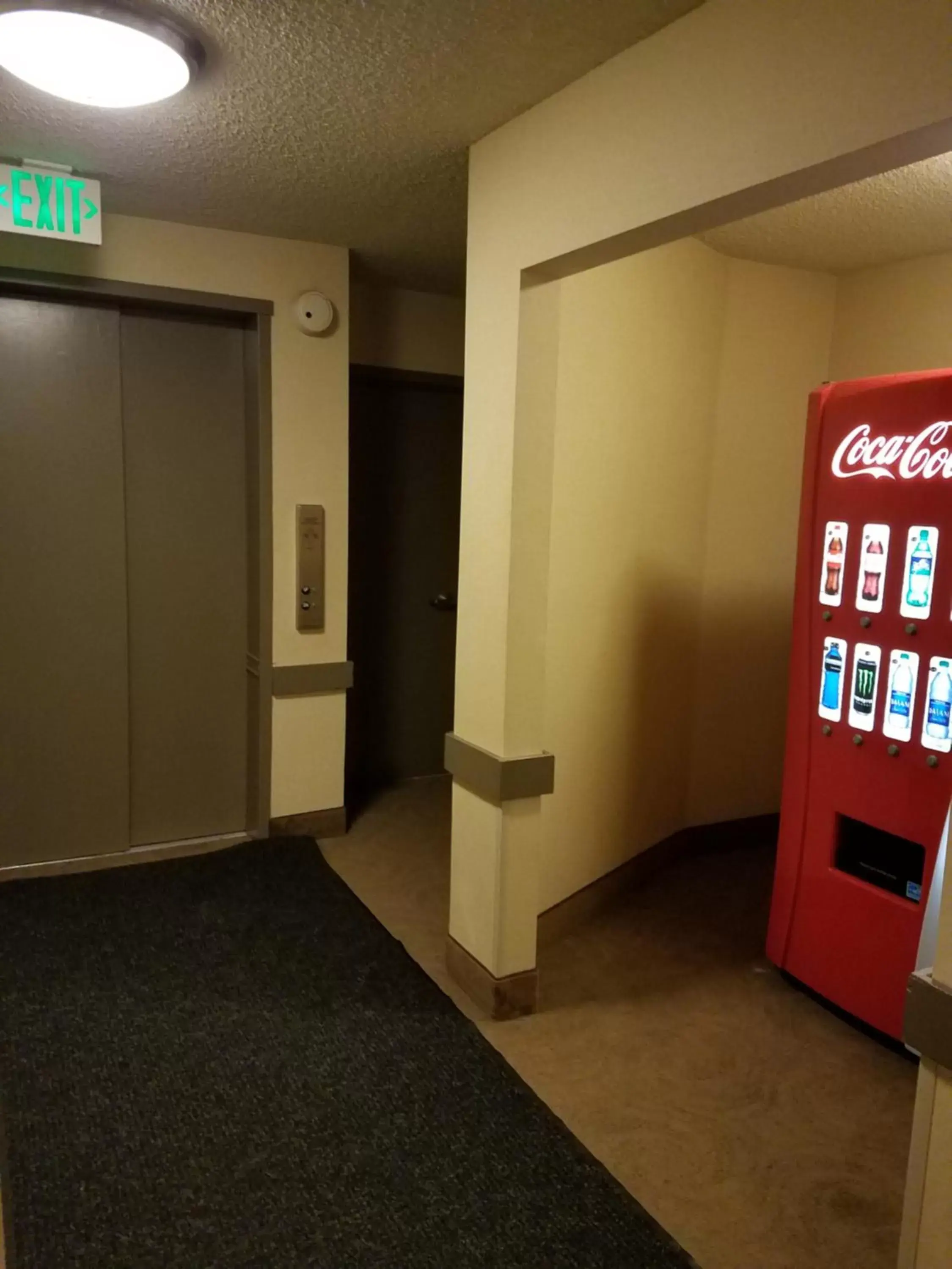 vending machine, TV/Entertainment Center in Travelodge by Wyndham San Francisco Bay