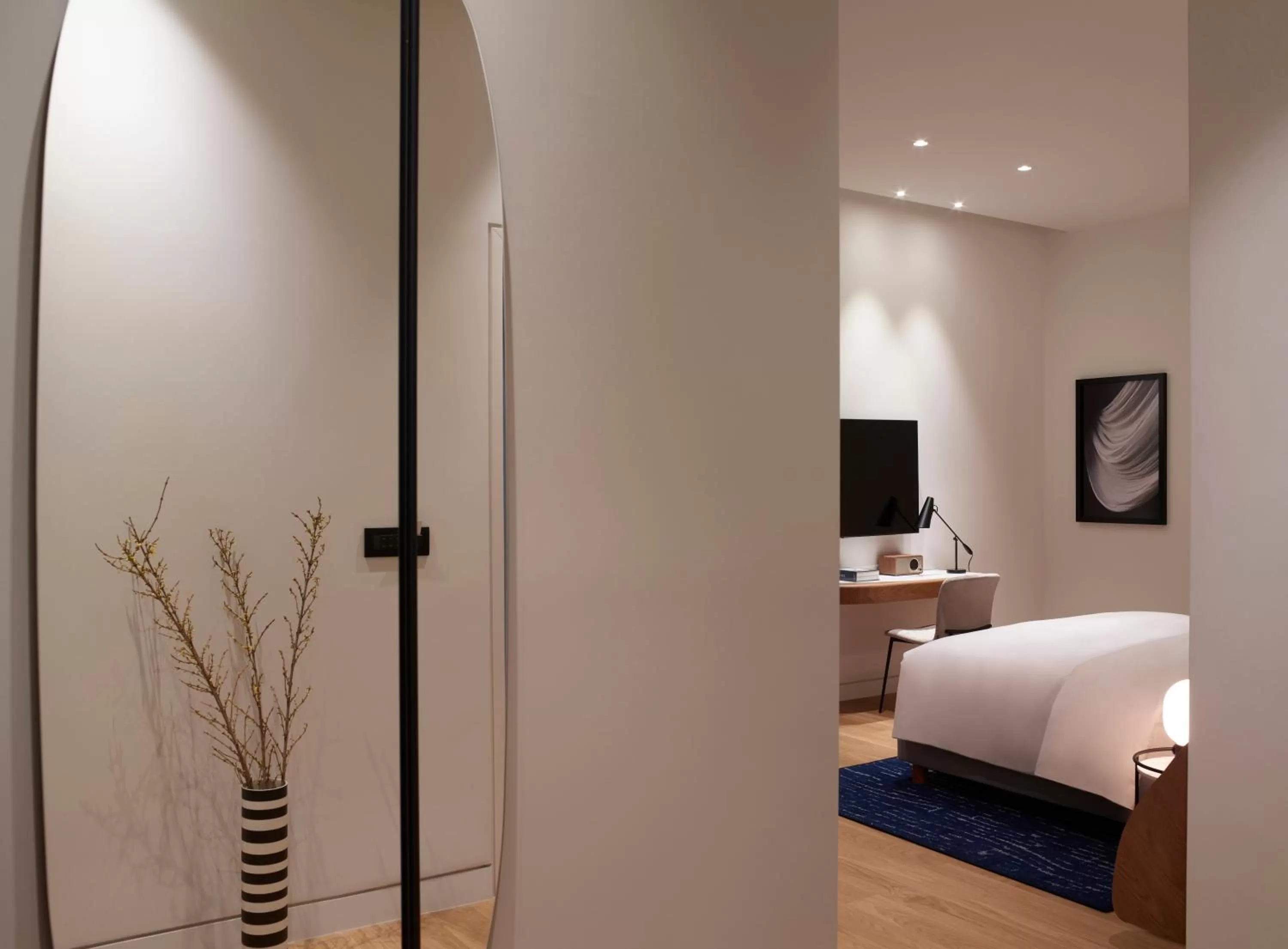 Bedroom, Bed in xenodocheio Milos