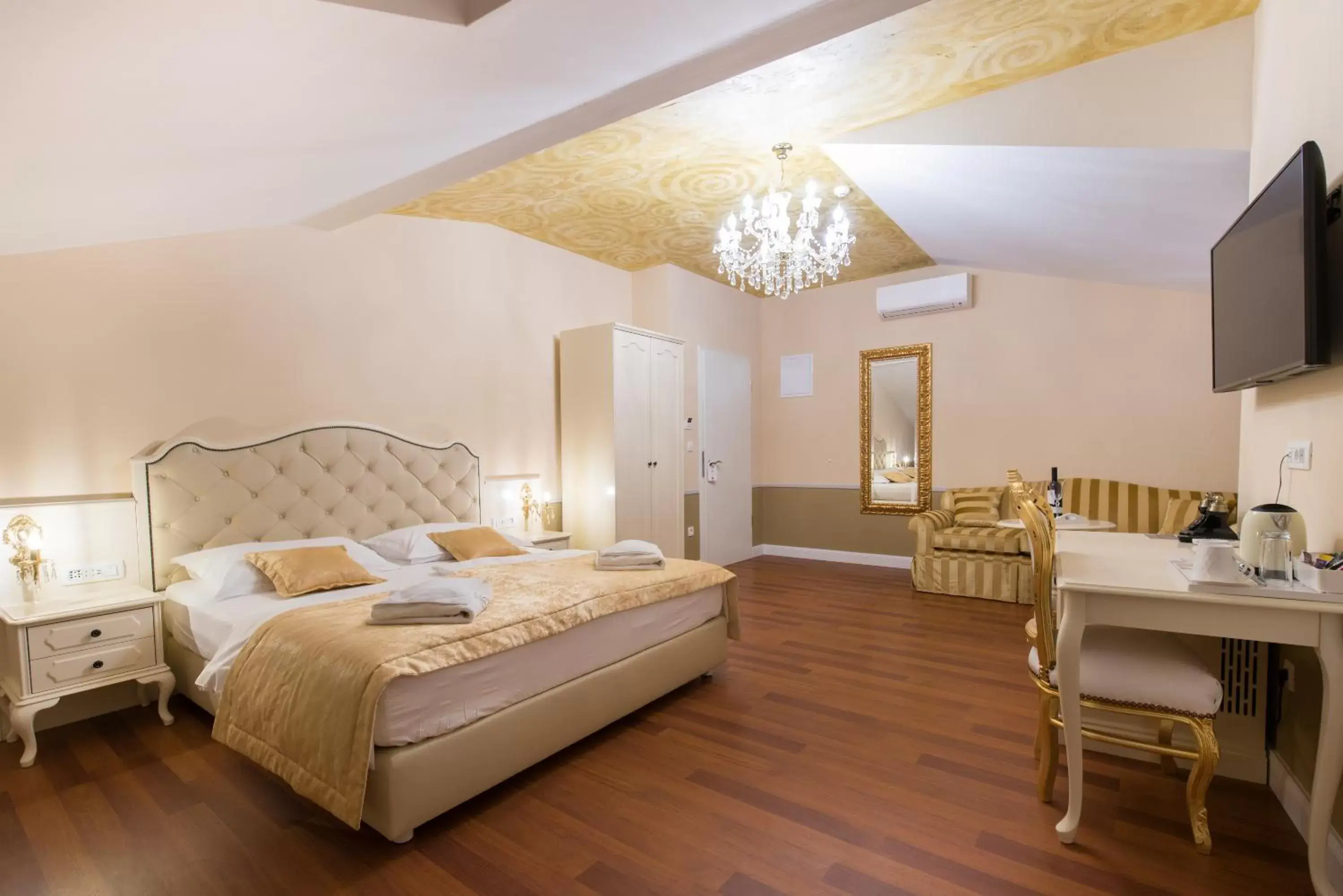 Bed in Central Square Heritage Hotel Bed in Central Square Heritage Hotel