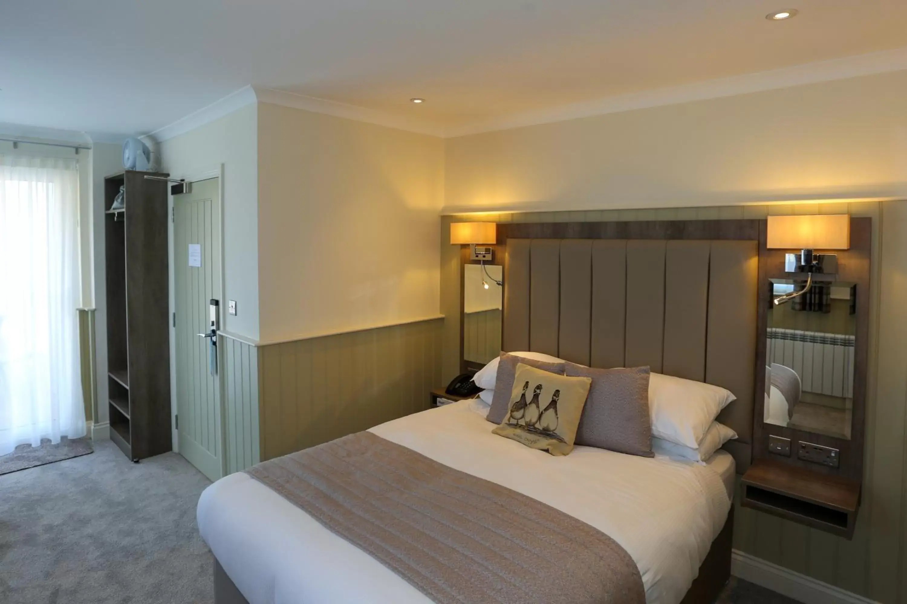 Bedroom, Bed in Duck Bay Hotel & Restaurant