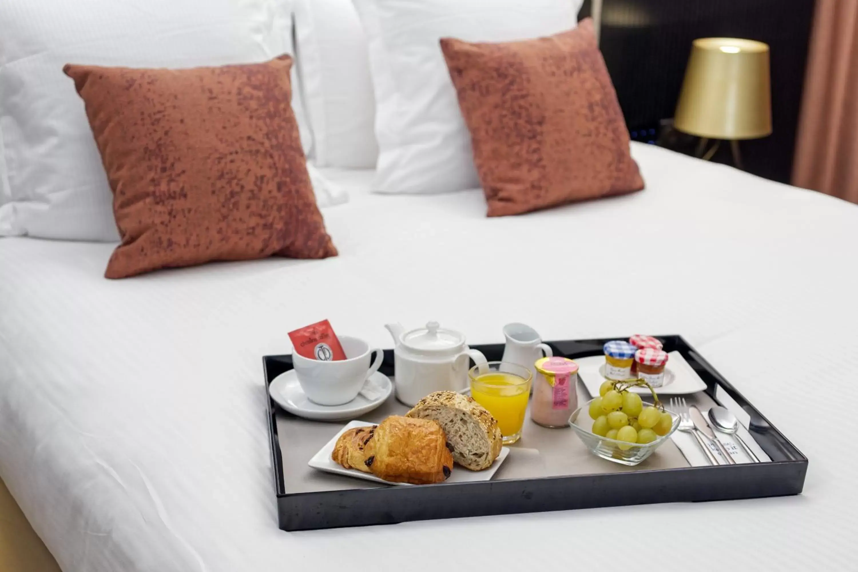 Breakfast, Bed in Golden Tulip Paris CDG Airport – Villepinte