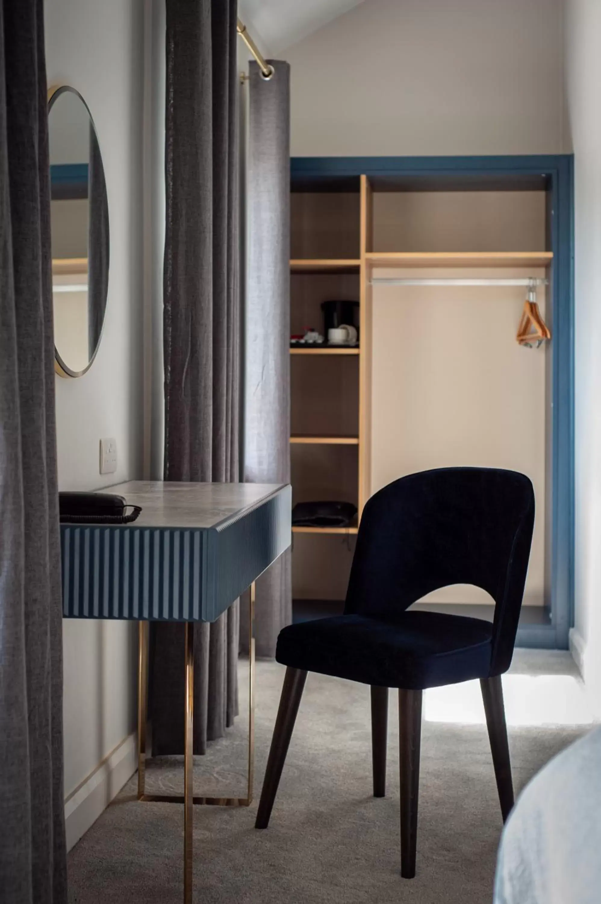 wardrobe, Seating Area in Woodenbridge Hotel