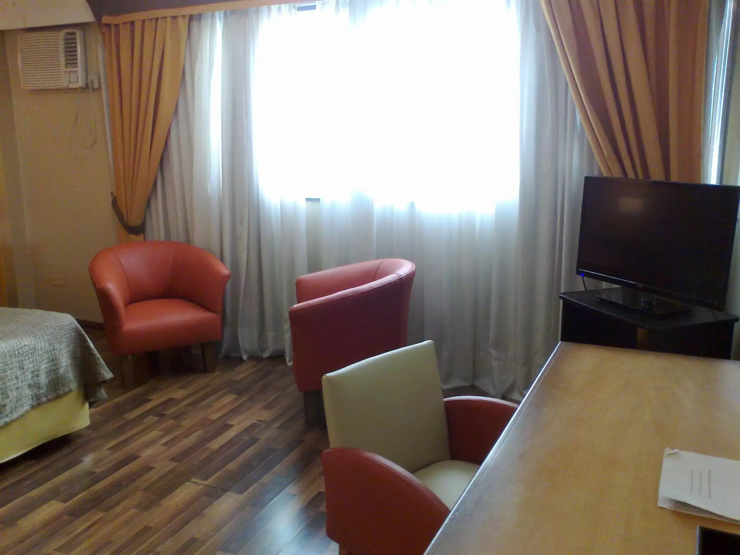 Bedroom, Seating Area in Tritone Hotel