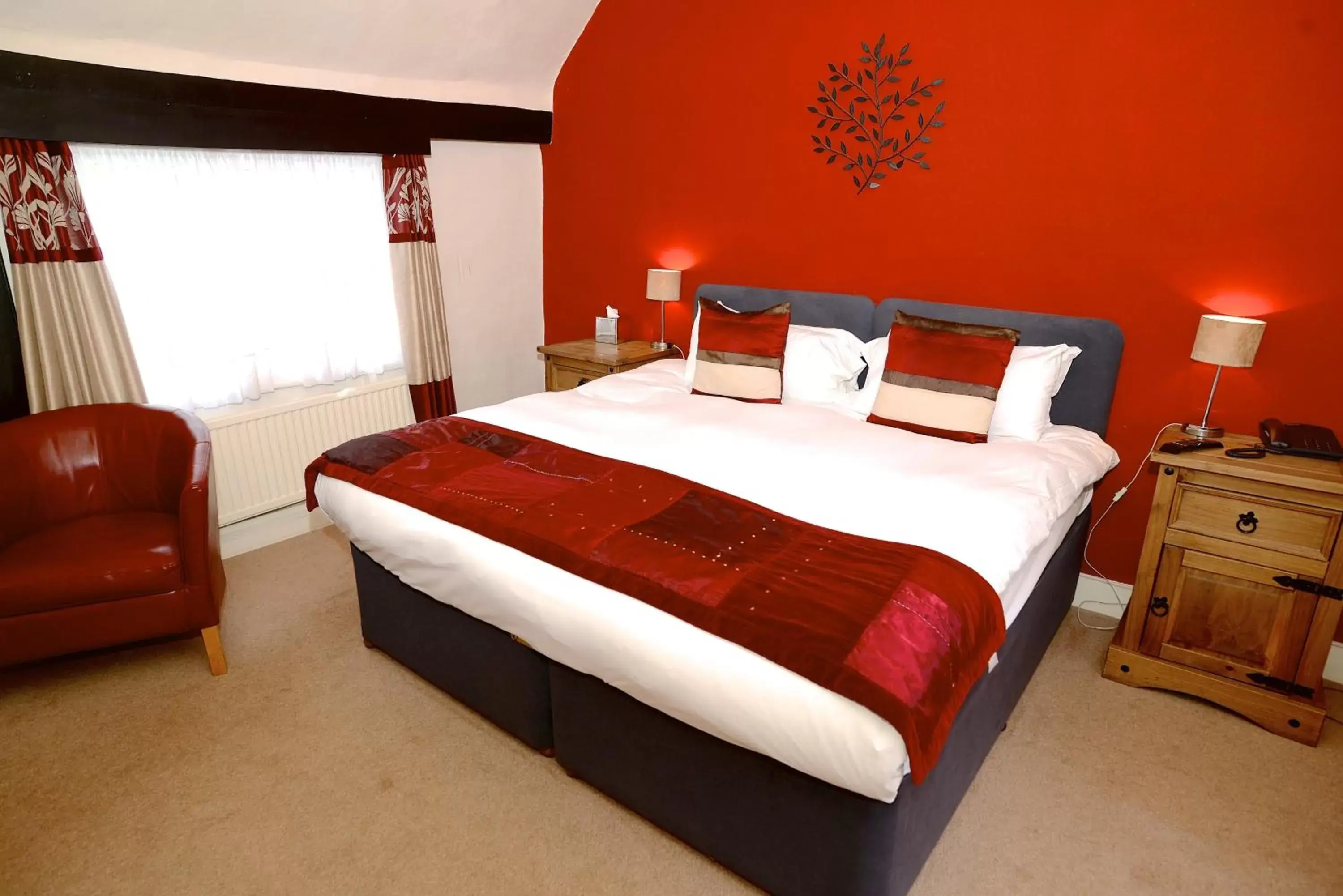 Photo of the whole room, Bed in White Hart Hotel