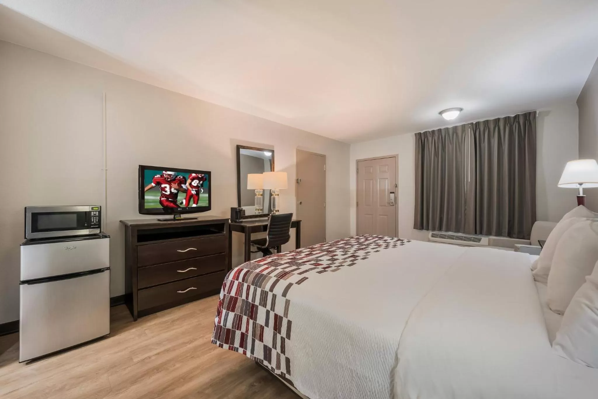 Photo of the whole room, Bed in Red Roof Inn College Station