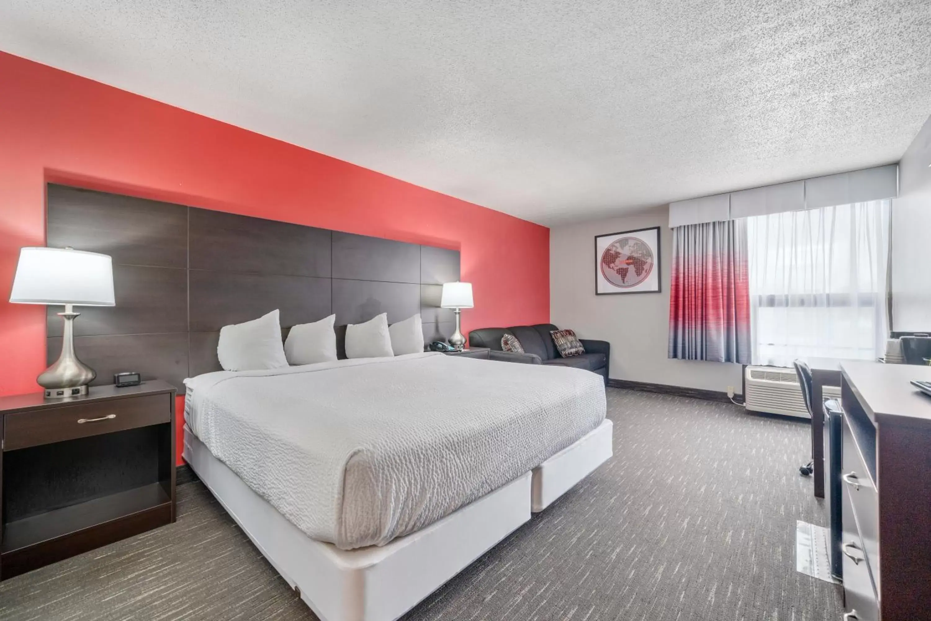 Bed in Ramada by Wyndham Sioux Falls Airport - Waterpark Resort & Event Center