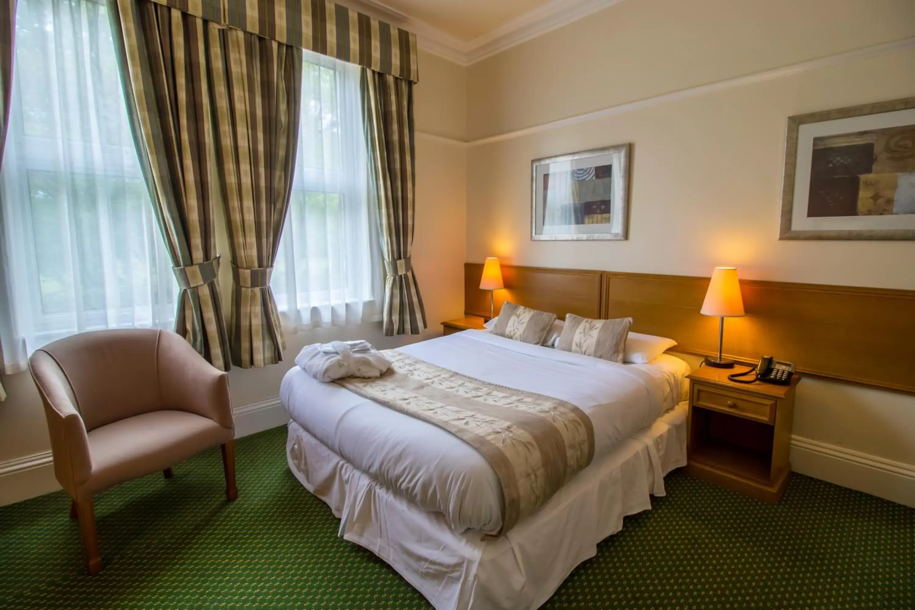 Seating area, Bed in A Park View Hotel