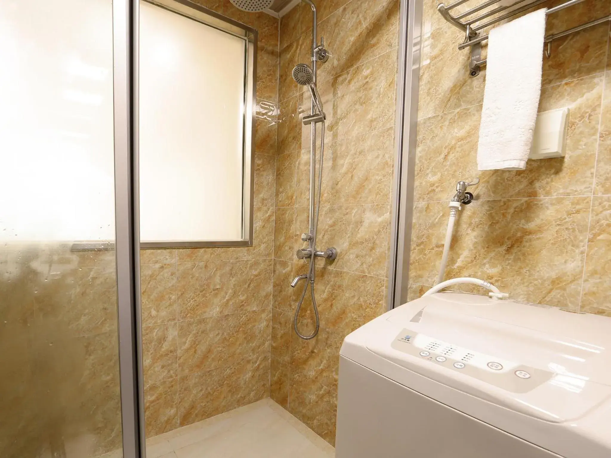 Shower, Bathroom in Guangzhou Pengman Apartment Zhengjia Huanshi Branch