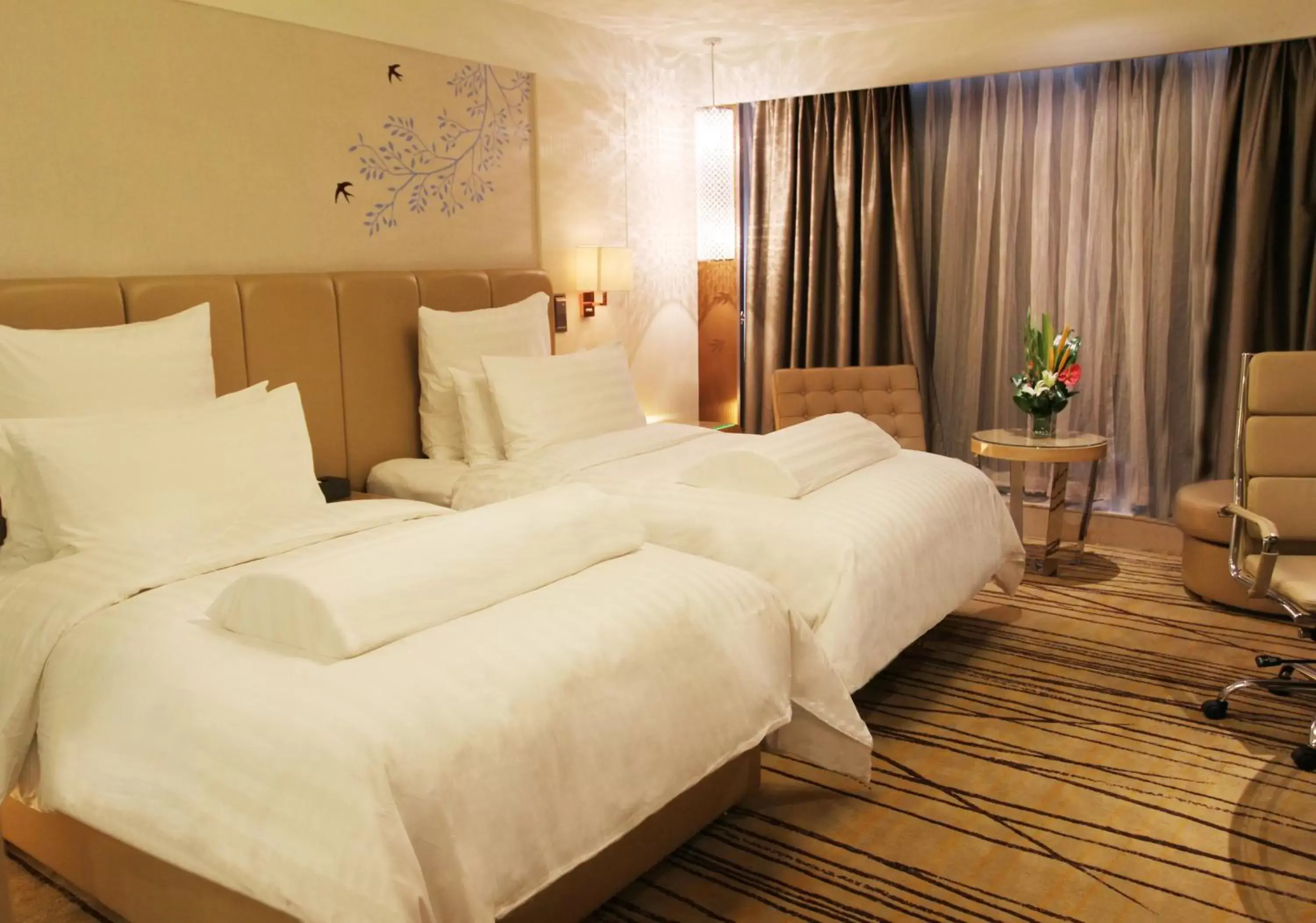Photo of the whole room, Bed in Pullman Linyi Lushang