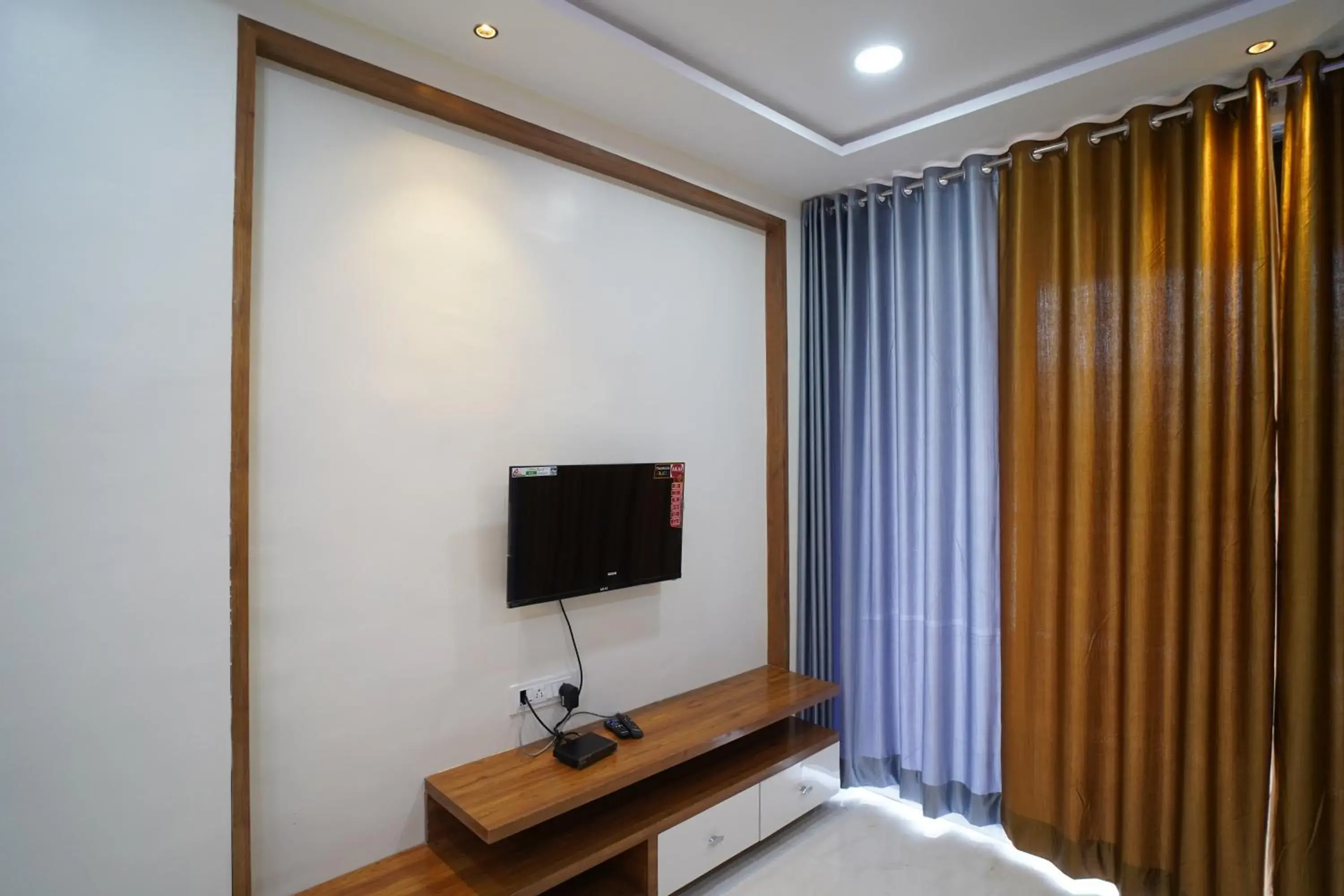 TV and multimedia, TV/Entertainment Center in Hotel Madhavan International