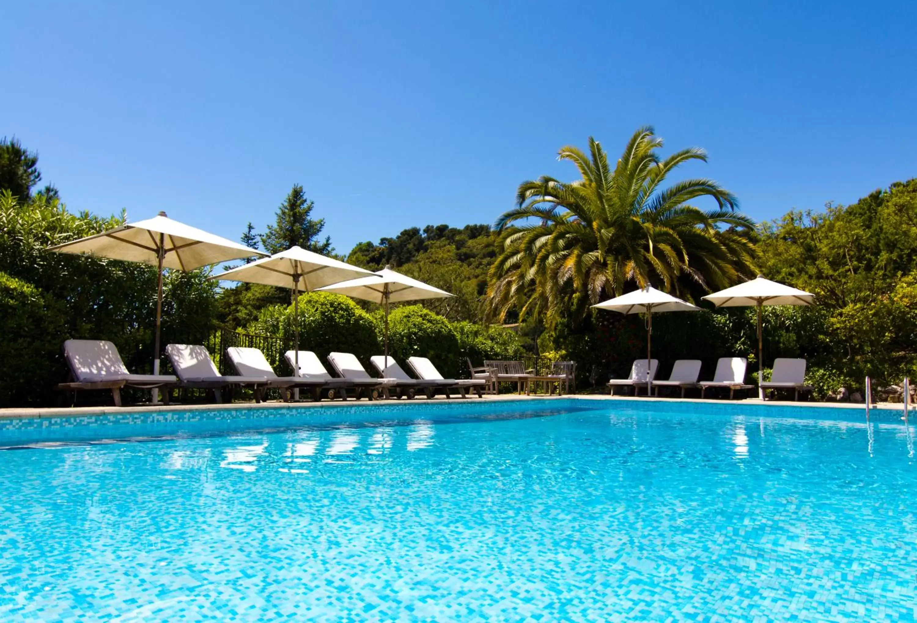 Swimming Pool in Hotel les Vergers de Saint Paul