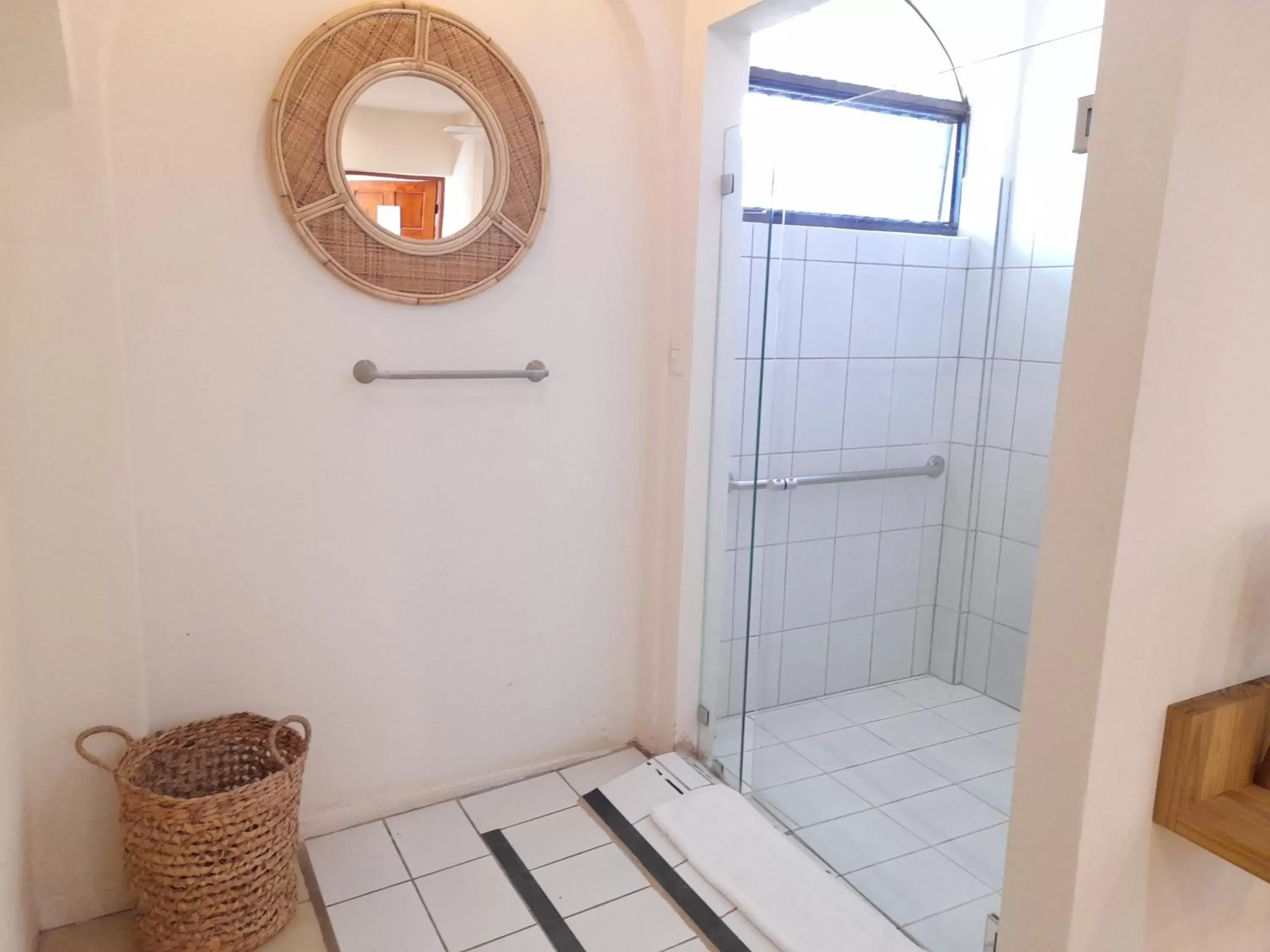 Shower, Bathroom in Zulu Surf Hotel Tamarindo