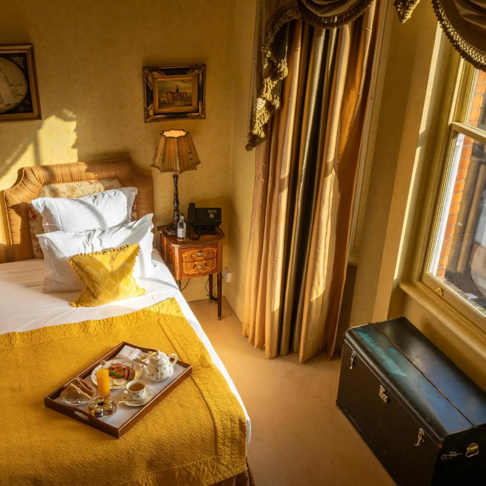 room service, Bed in San Domenico House