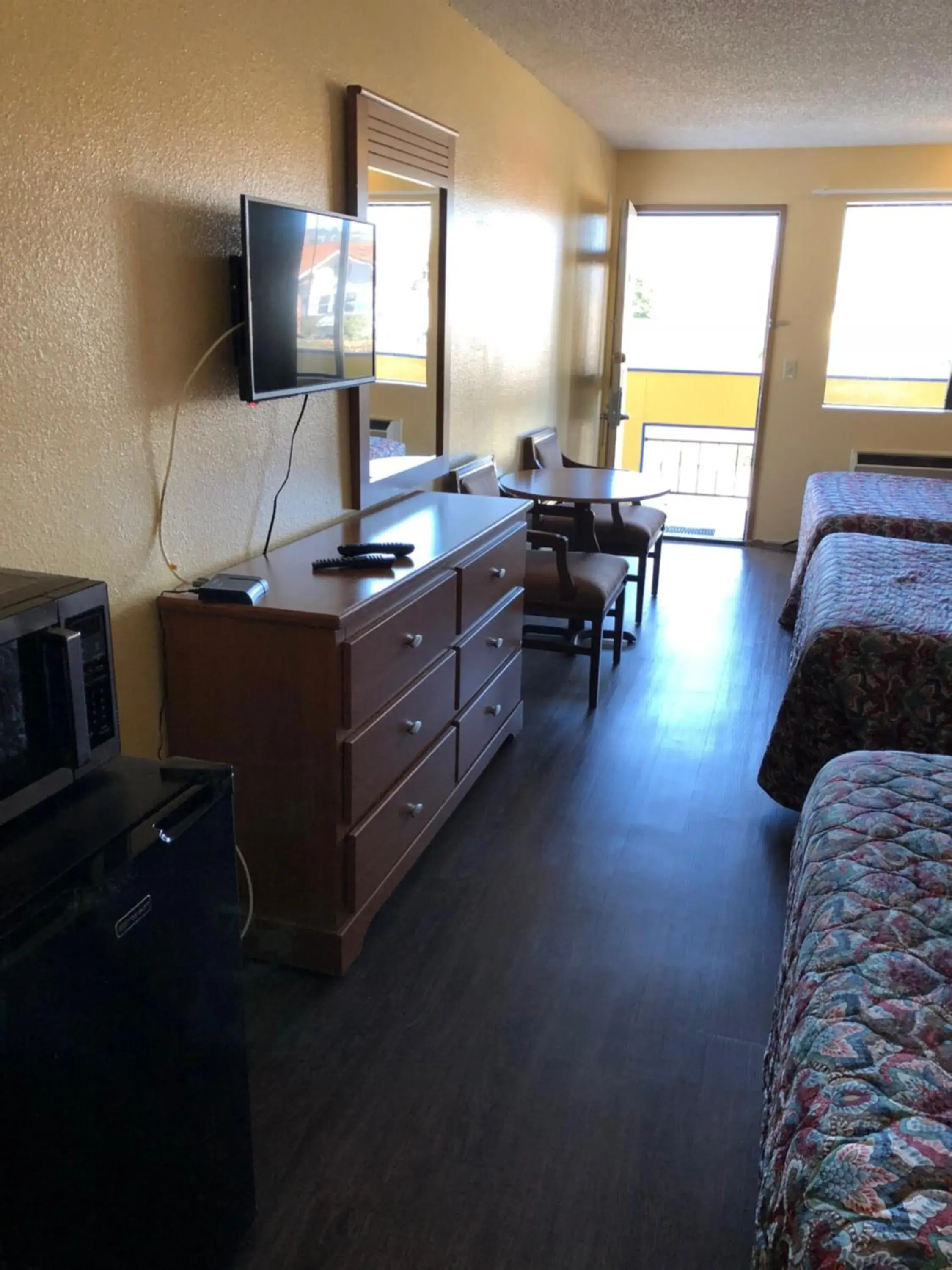 Photo of the whole room, TV/Entertainment Center in Sumner Motor Inn