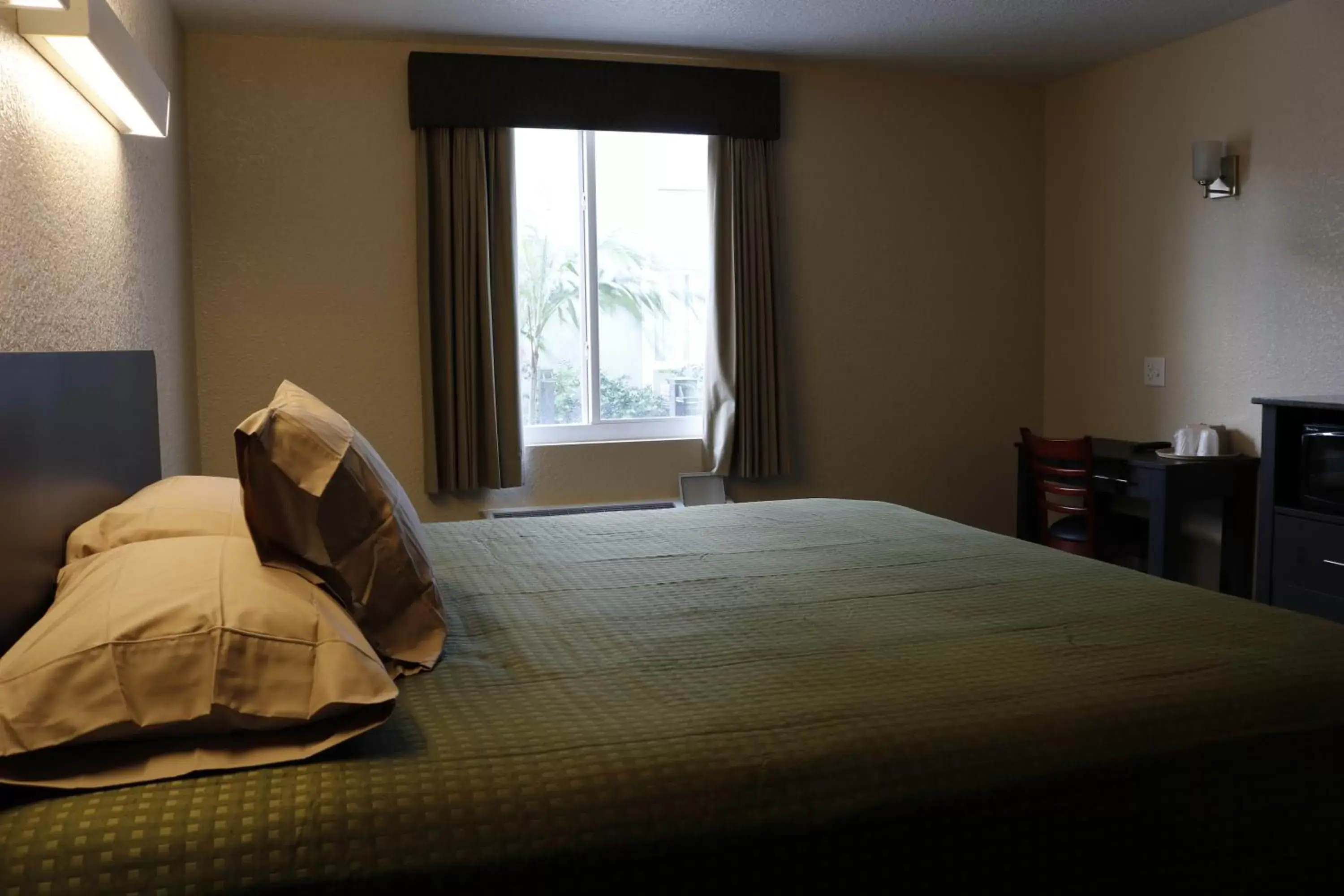 Bedroom, Bed in Pioneer Inn