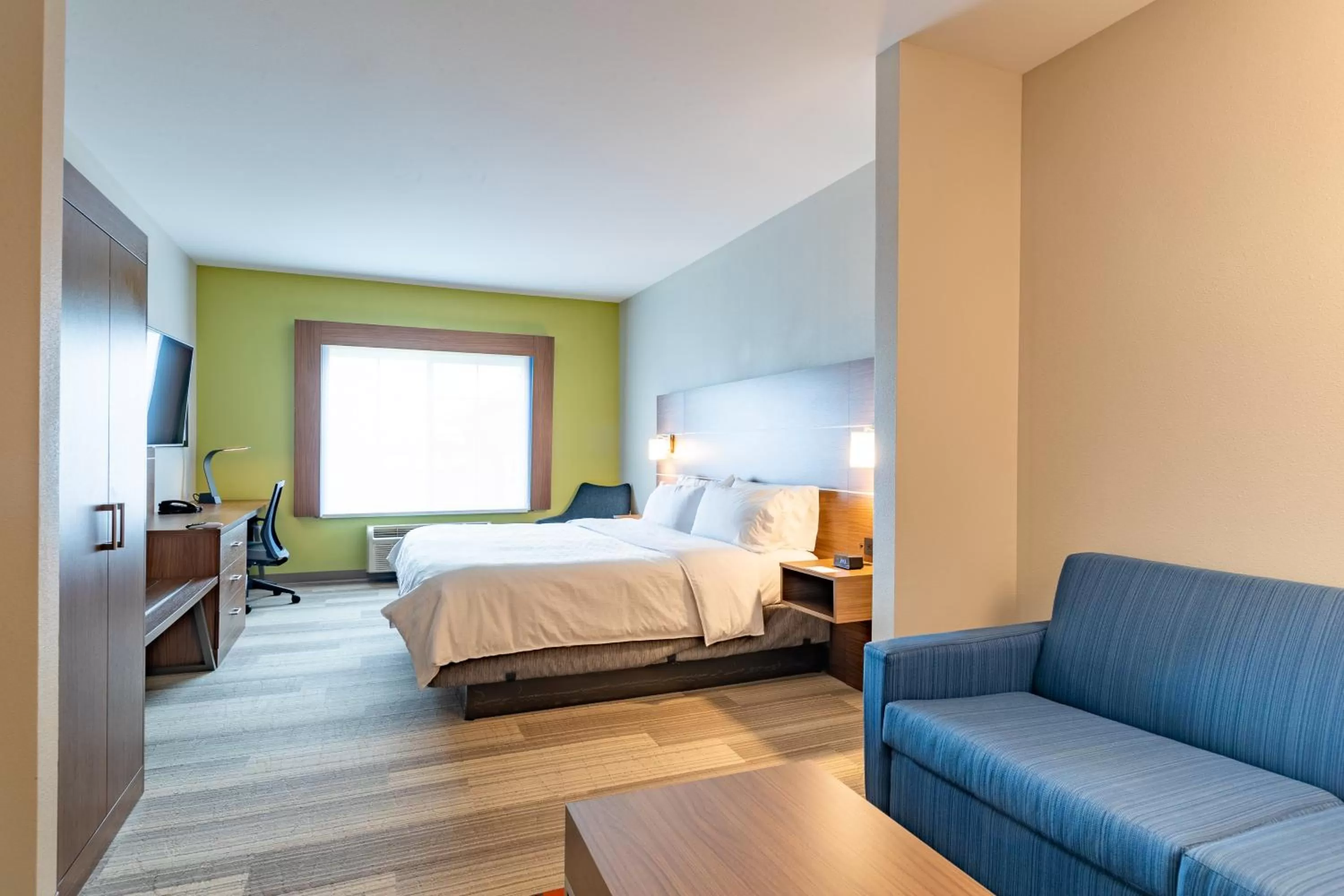 Photo of the whole room, Bed in Holiday Inn Express Hereford by IHG