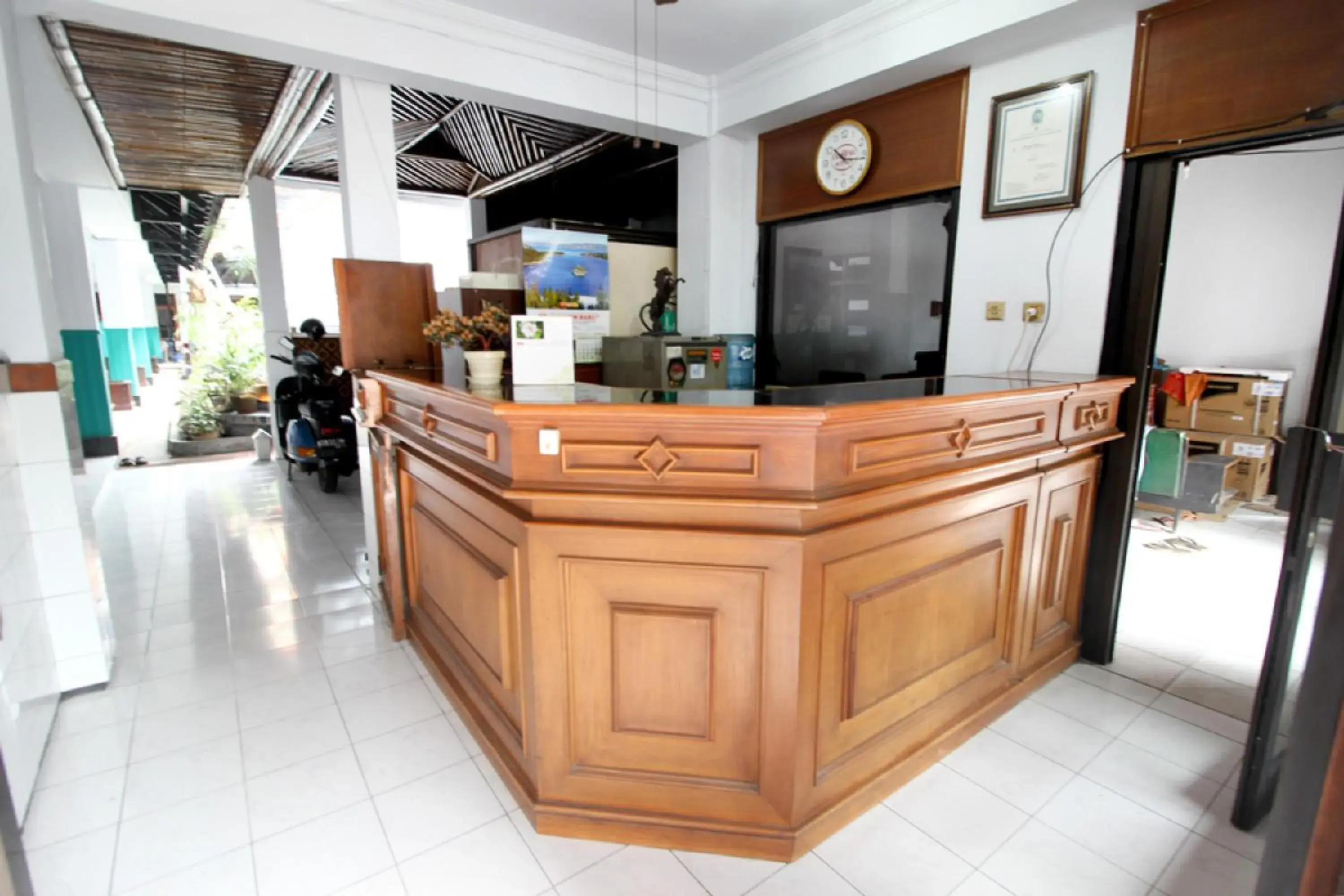 Breakfast, Lobby/Reception in RedDoorz Plus near Alun Alun Selatan